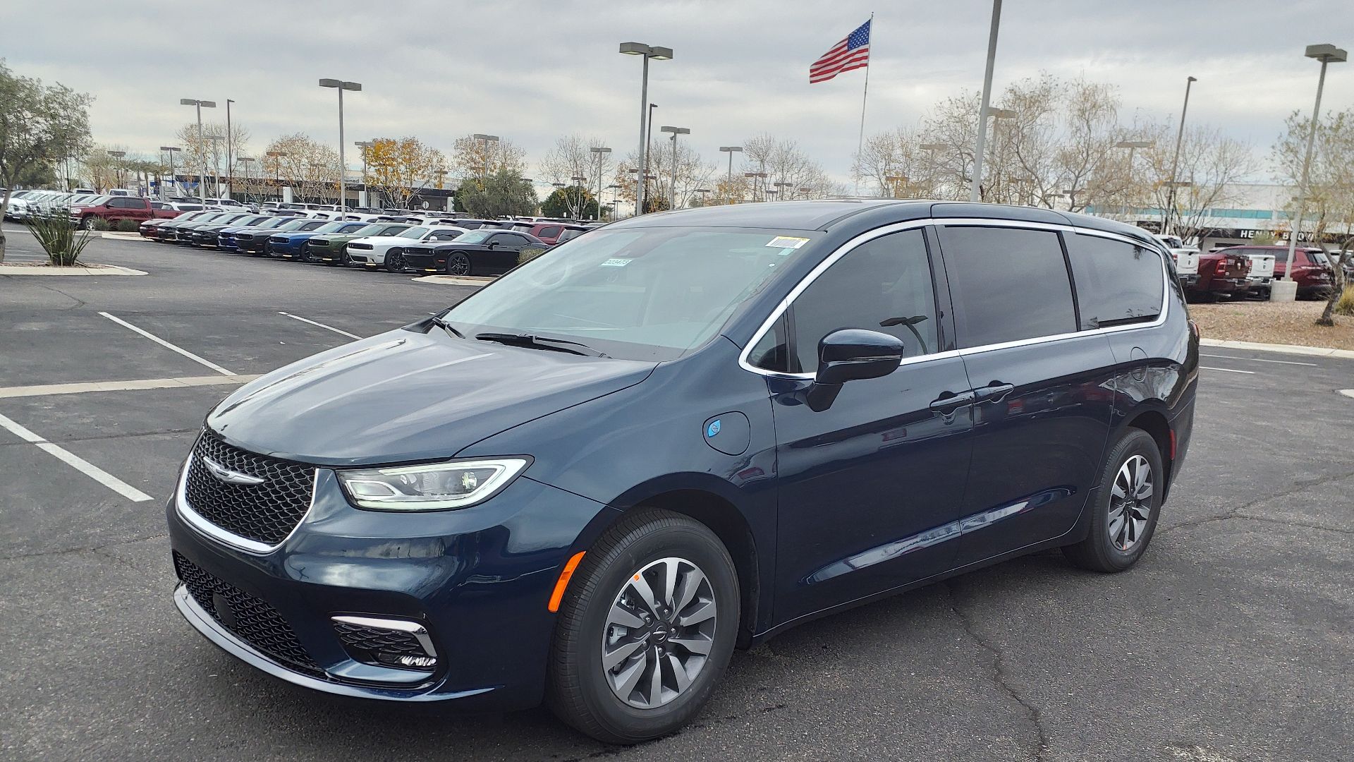 File:22 Chrysler Pacifica Hybrid Touring-L.jpg