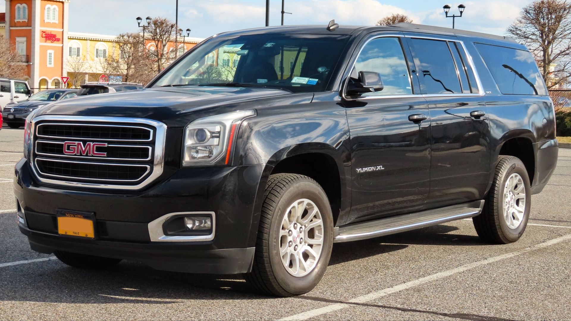 File:2015 GMC Yukon XL SLT, front 2.29.20.jpg