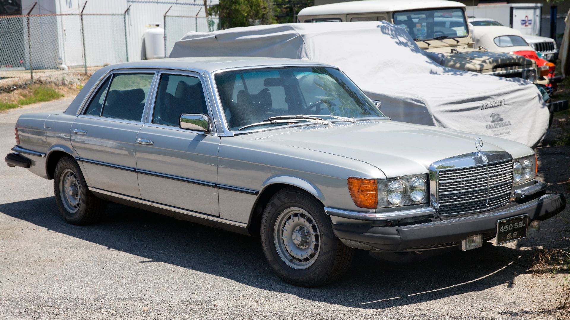 File:1977 Mercedes-Benz 450 SEL 6.9 in Astral Silver Metallic, front right.jpg