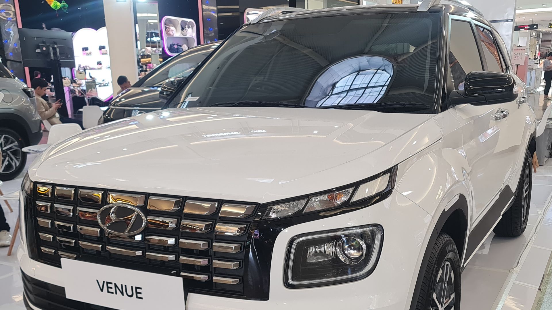 File:2025 Hyundai Venue Turbo (front), Pakuwon Mall, West Surabaya.jpg