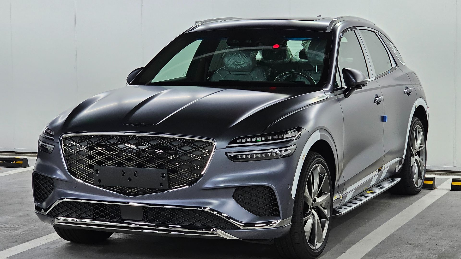 File:Genesis GV70 3.5T AWD JK1 PE Ceres Blue Matte (3).jpg