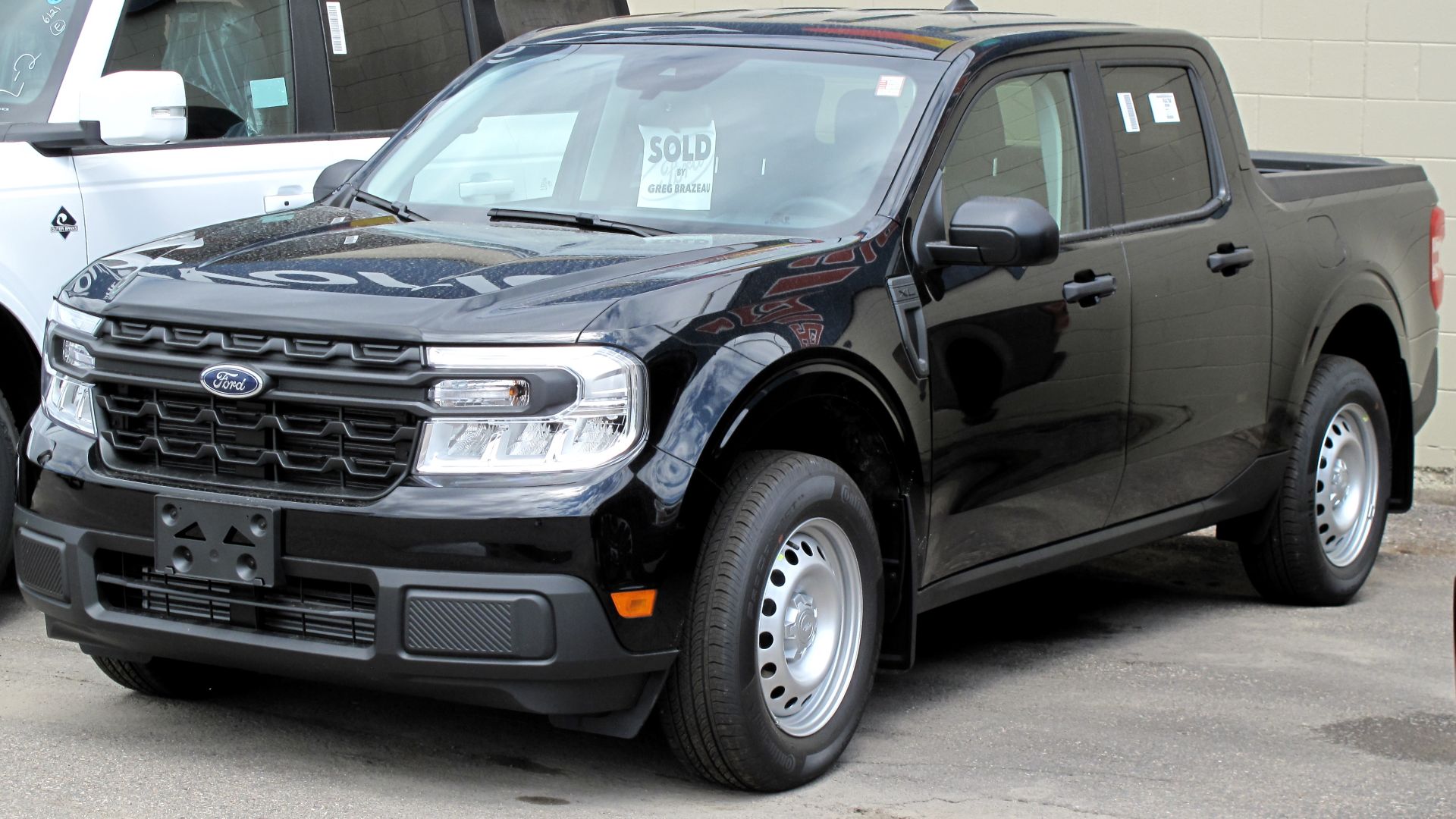File:2022 Ford Maverick XL in Shadow Black, Front Left, 06-26-2022.jpg