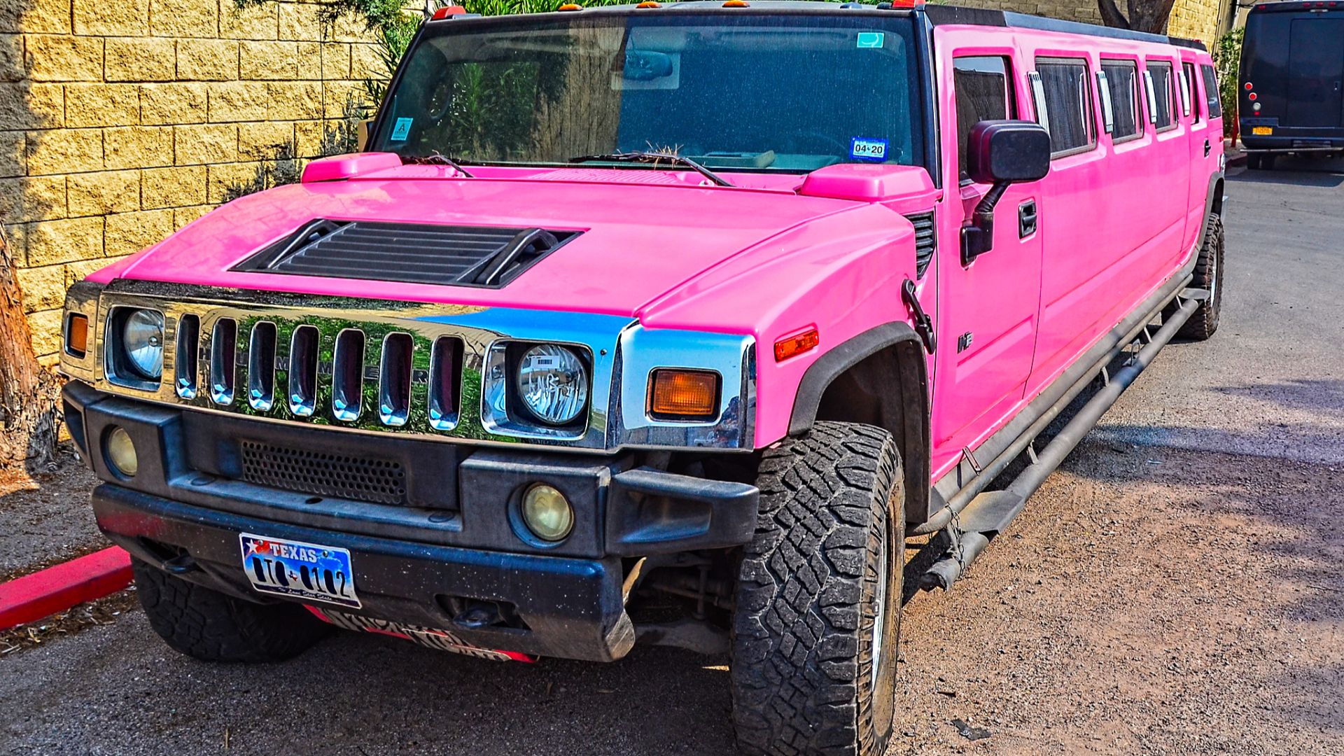 File:Limousine HUMMER H2 Super Stretch Pink (51373402950).jpg