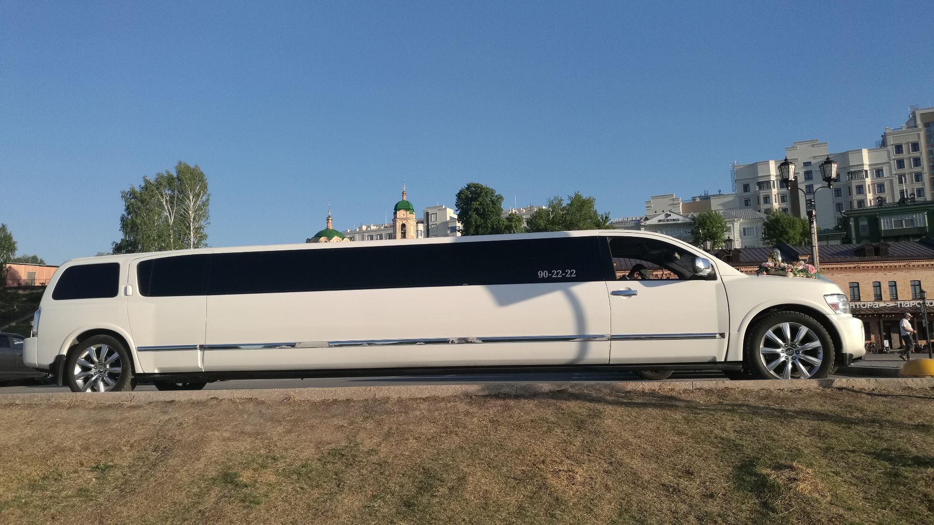 File:Infiniti QХ56 sur la riverkajo en Tjumeno 02.jpg