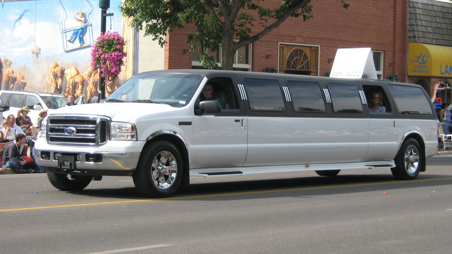 File:Ford Expedition SUV Limo (2783513262).jpg