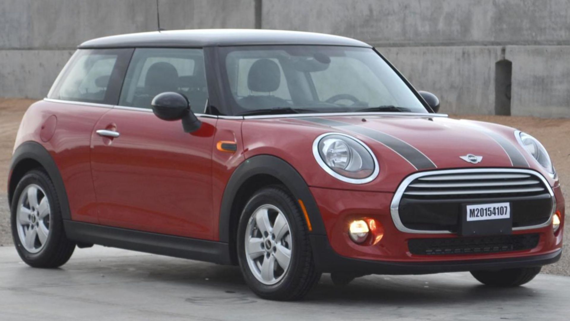 File:2015 MINI Cooper Hardtop 2 door -- NHTSA test 9062 - front.jpg