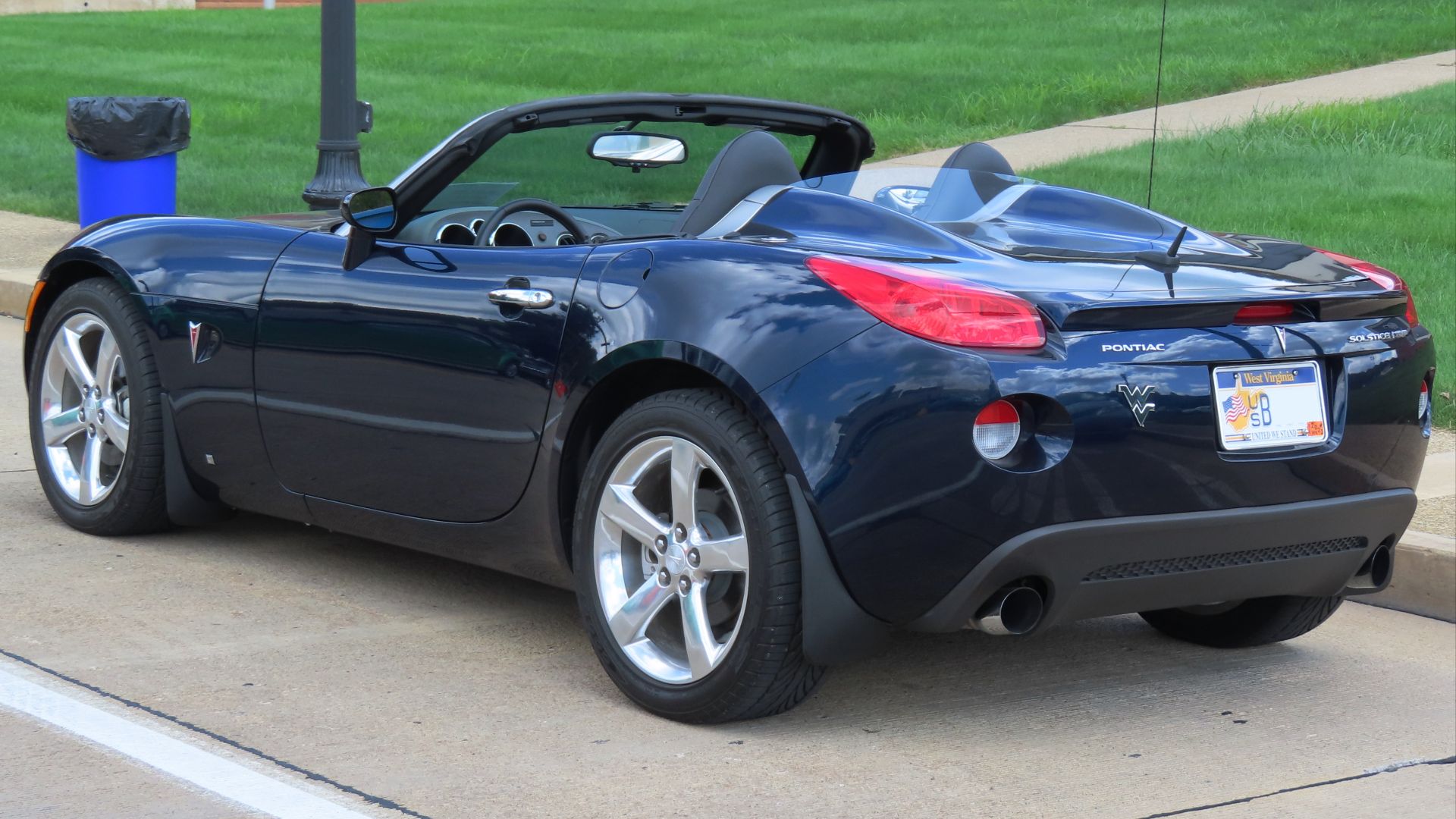 File:2007 Pontiac Solstice GXP, rear left, 08-27-2023.jpg