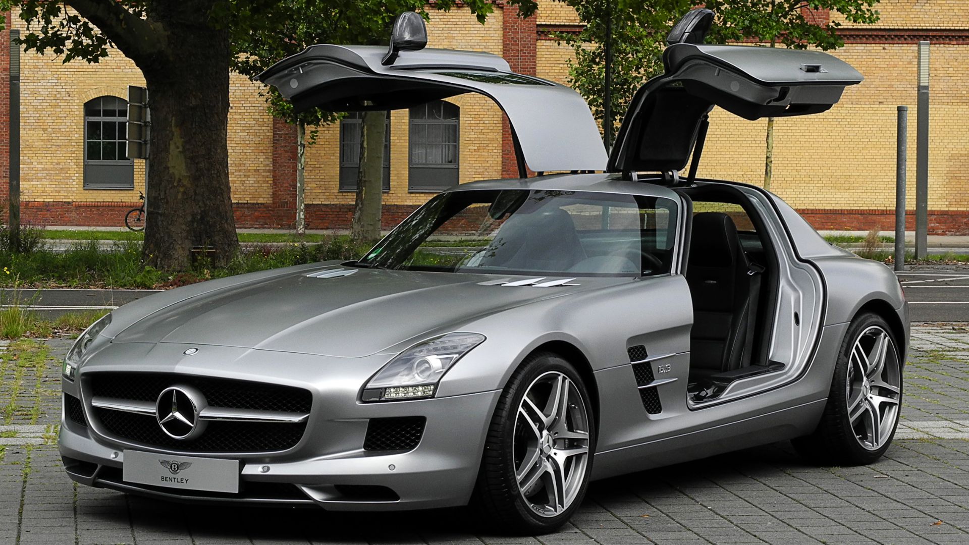 File:Mercedes-Benz SLS AMG (C 197) – Frontansicht geöffnet, 10. August 2011, Düsseldorf.jpg