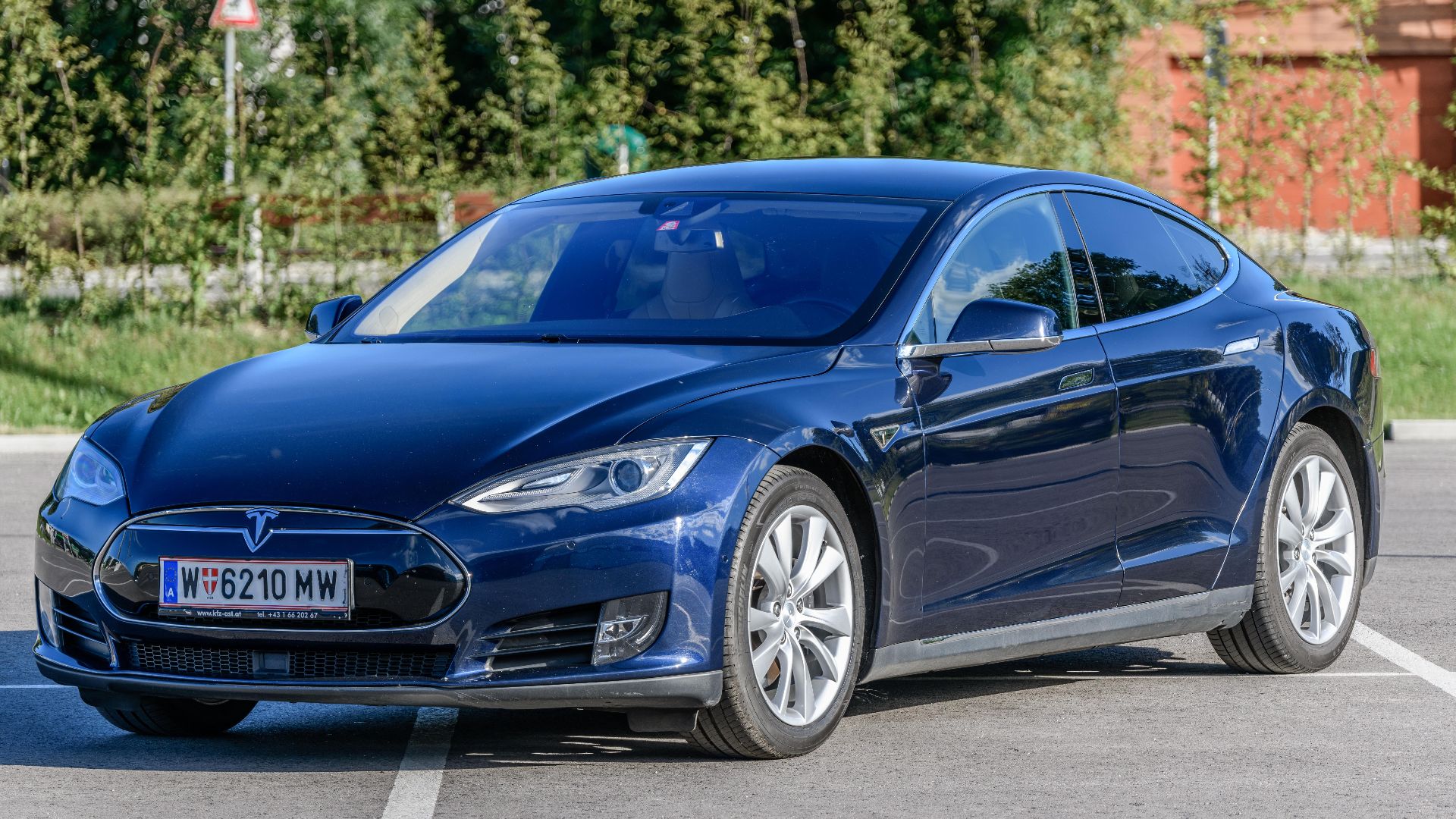 File:20180630 Tesla Model S 70D 2015 midnight blue left front.jpg