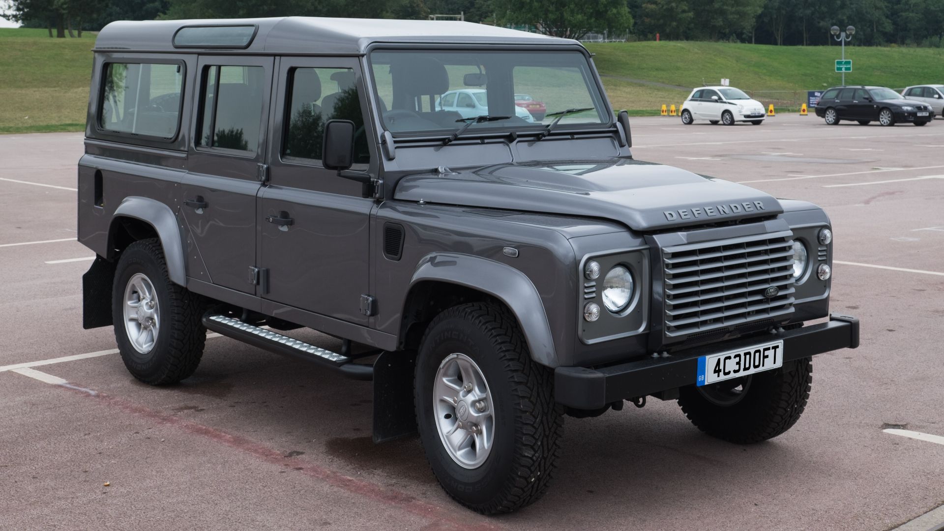 File:Land Rover Defender 110 Station Wagon 2016 - front.jpg