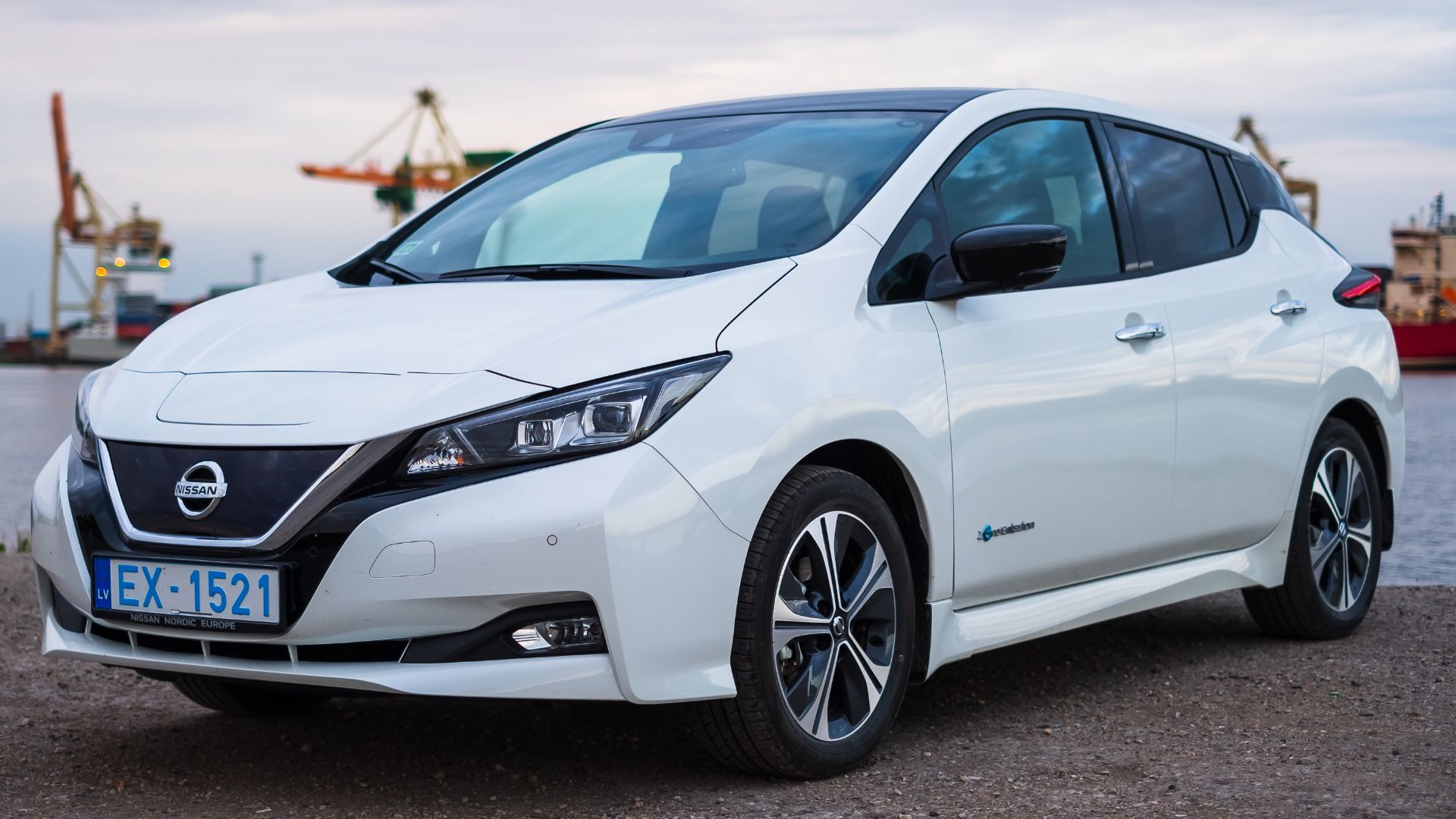 File:Nissan Leaf 2018 (31874639158).jpg