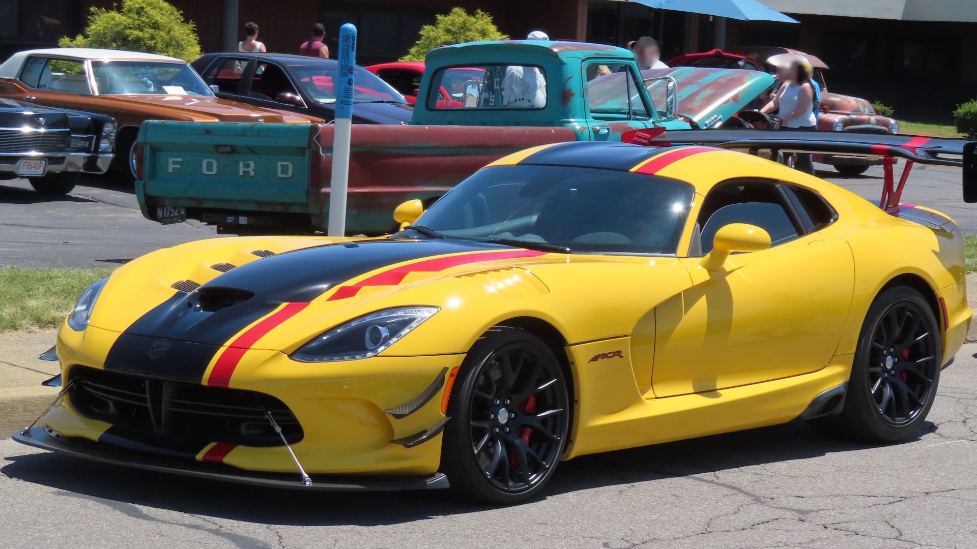 File:2016 Dodge Viper ACR with Extreme Aero package, front left, 06-16-2024.jpg