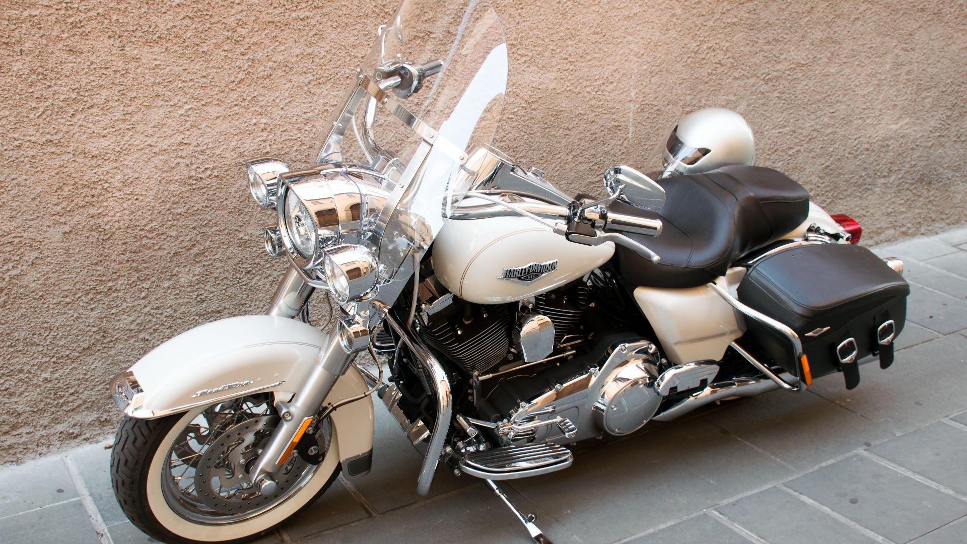 File:Harley-Davidson Road King white.jpg