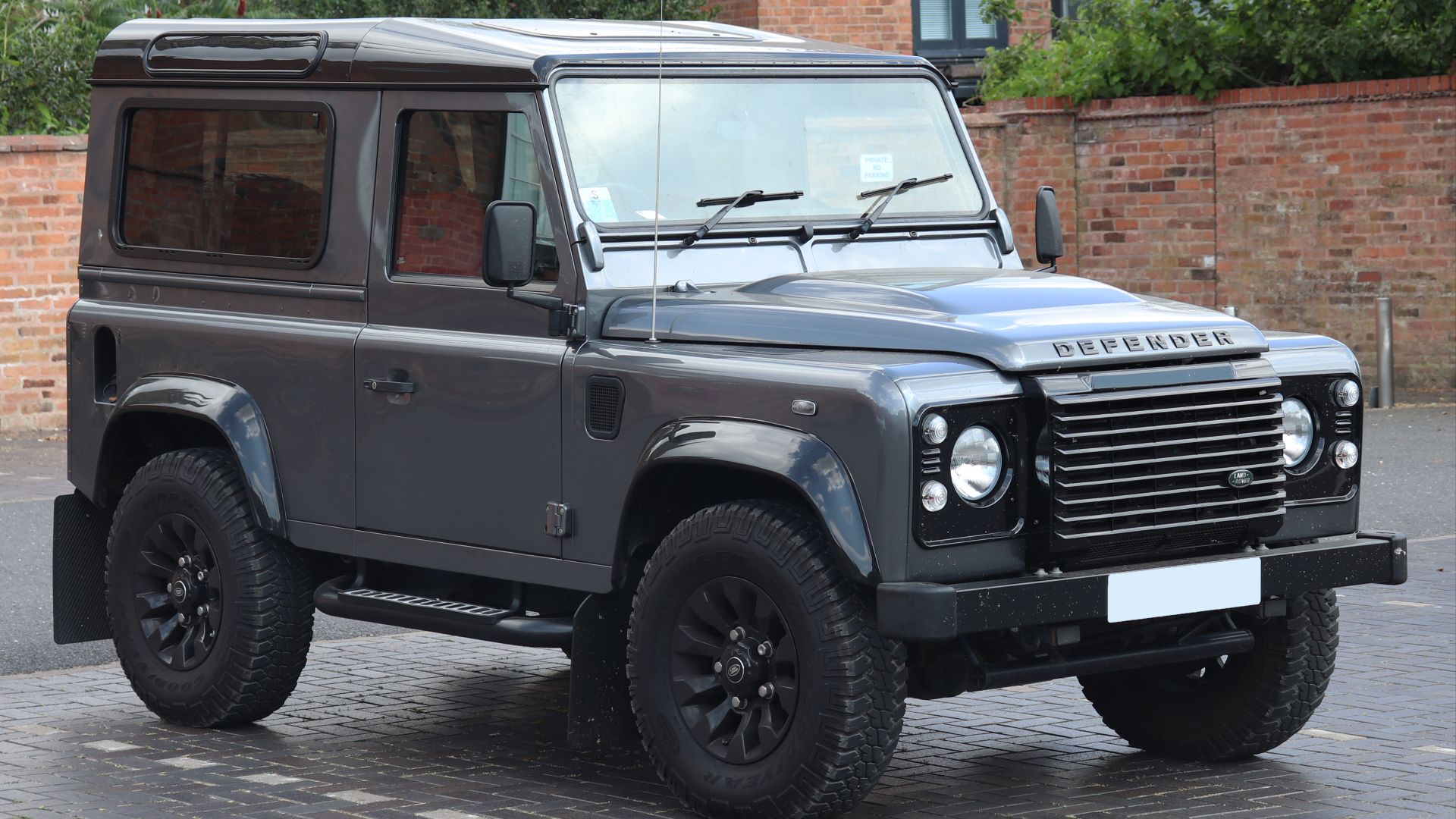 File:2015 Land Rover Defender 90 XS TD 2.2 Front.jpg