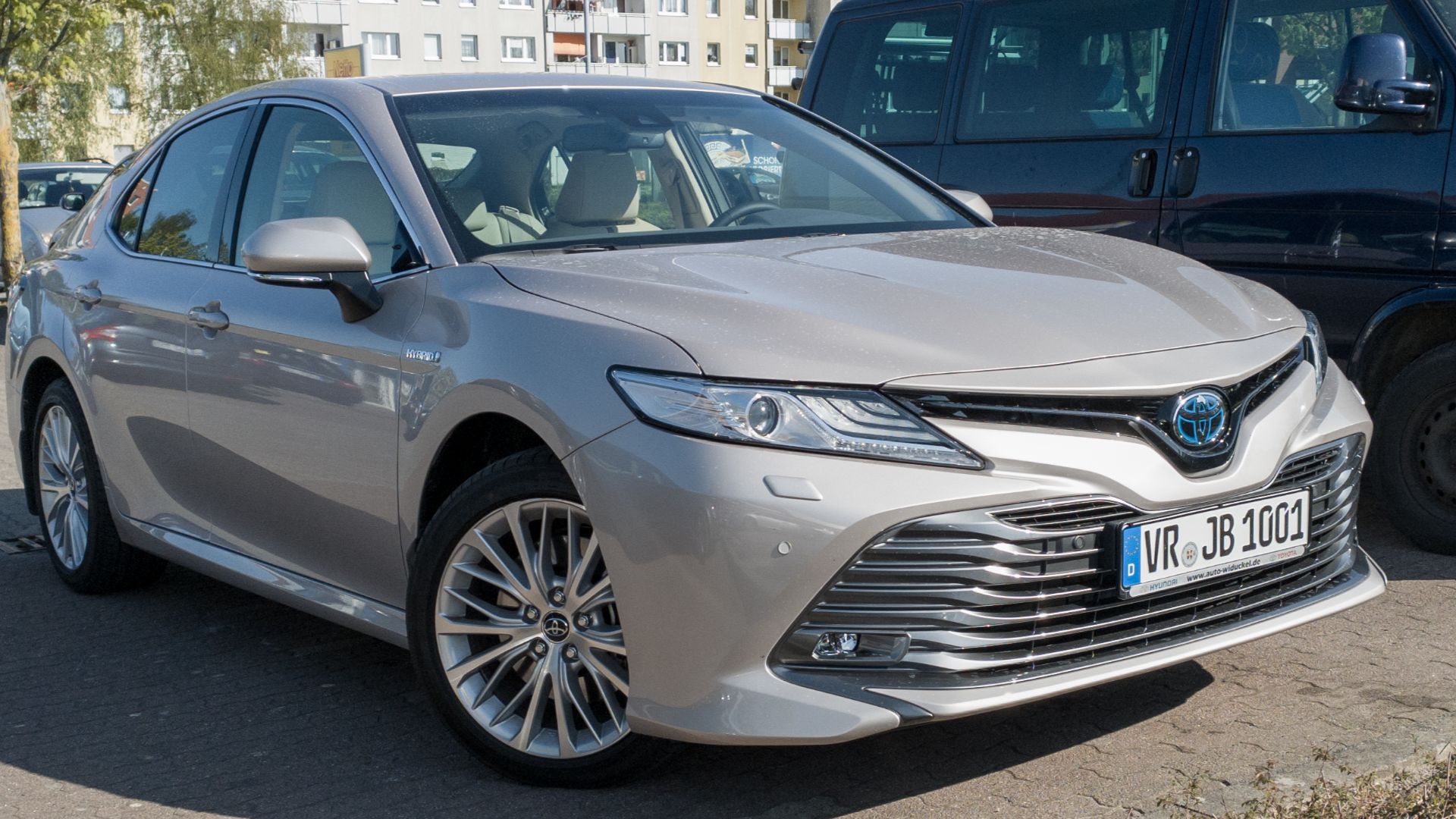 File:Toyota Camry Hybrid, Ribnitz-Damgarten (LRM 20200504 165212).jpg