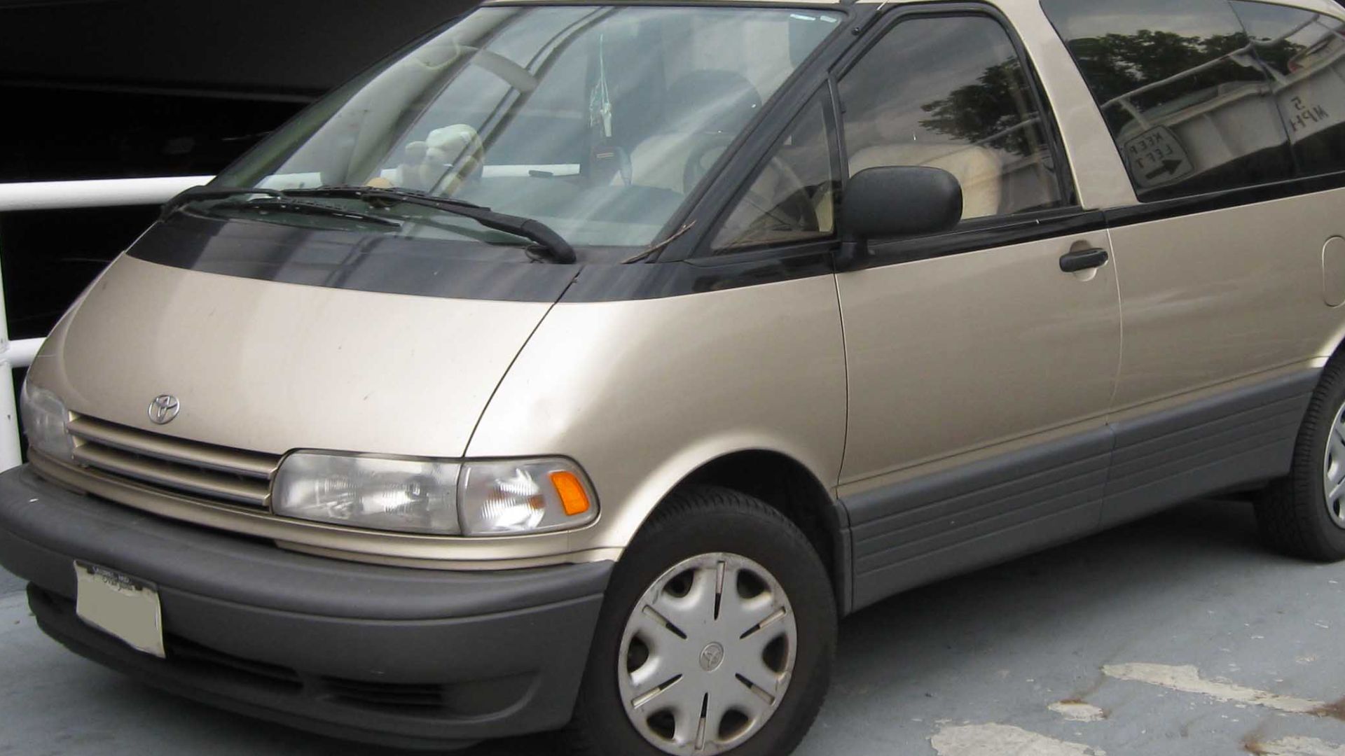 File:Toyota Previa .jpg