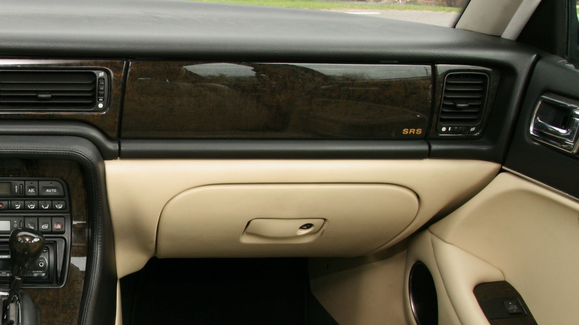 File:Jaguar X300 interior (1995, Warm charcoal & Cream).jpg