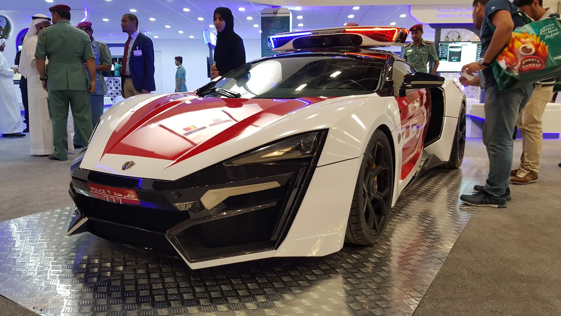 File:Lykan Hypersport - Abu-Dhabi Police Edition (2).jpeg