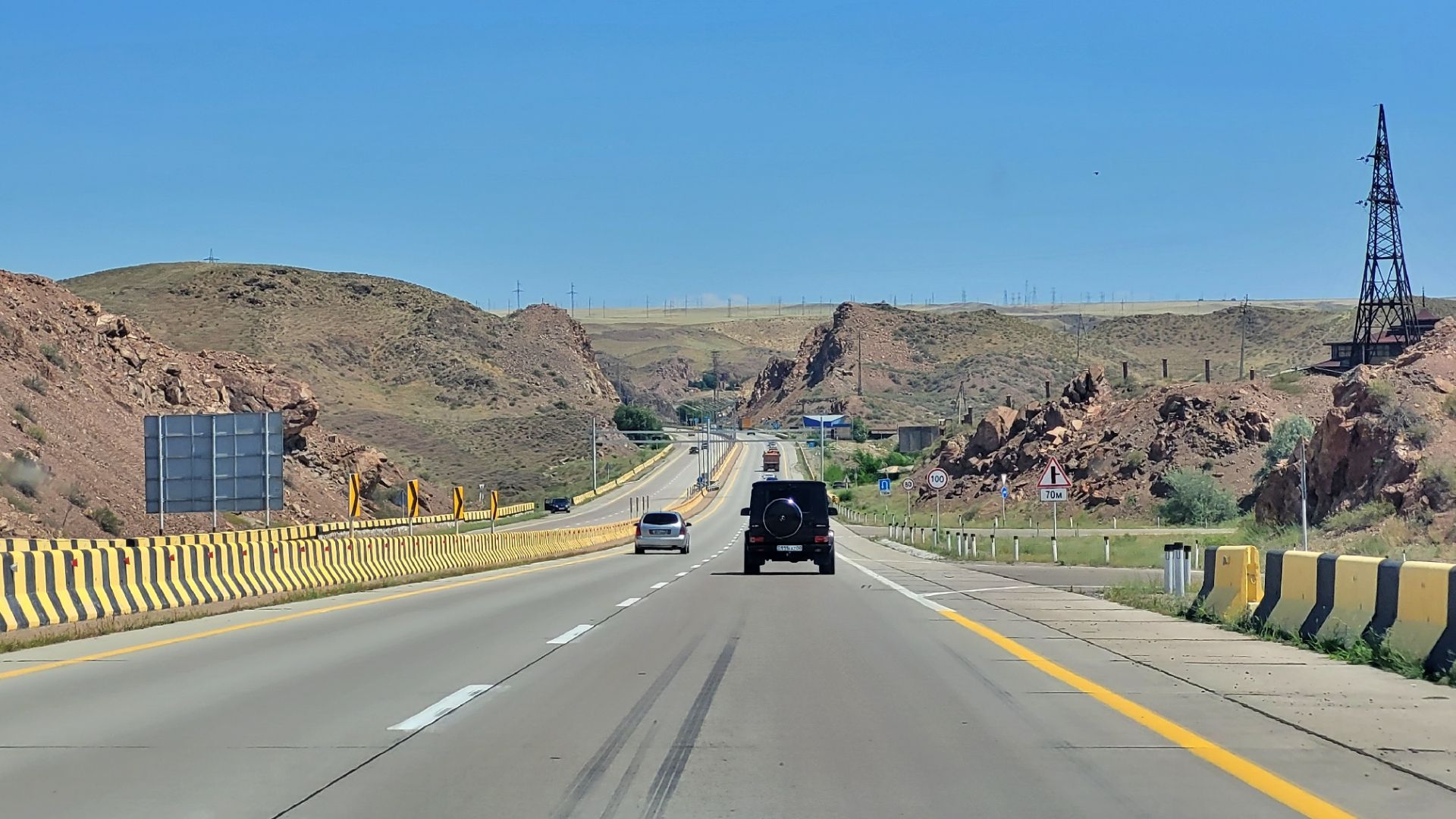 File:European route E40 between Almaty and Taldyqorghan near Konaev in Kazakhstan.jpg