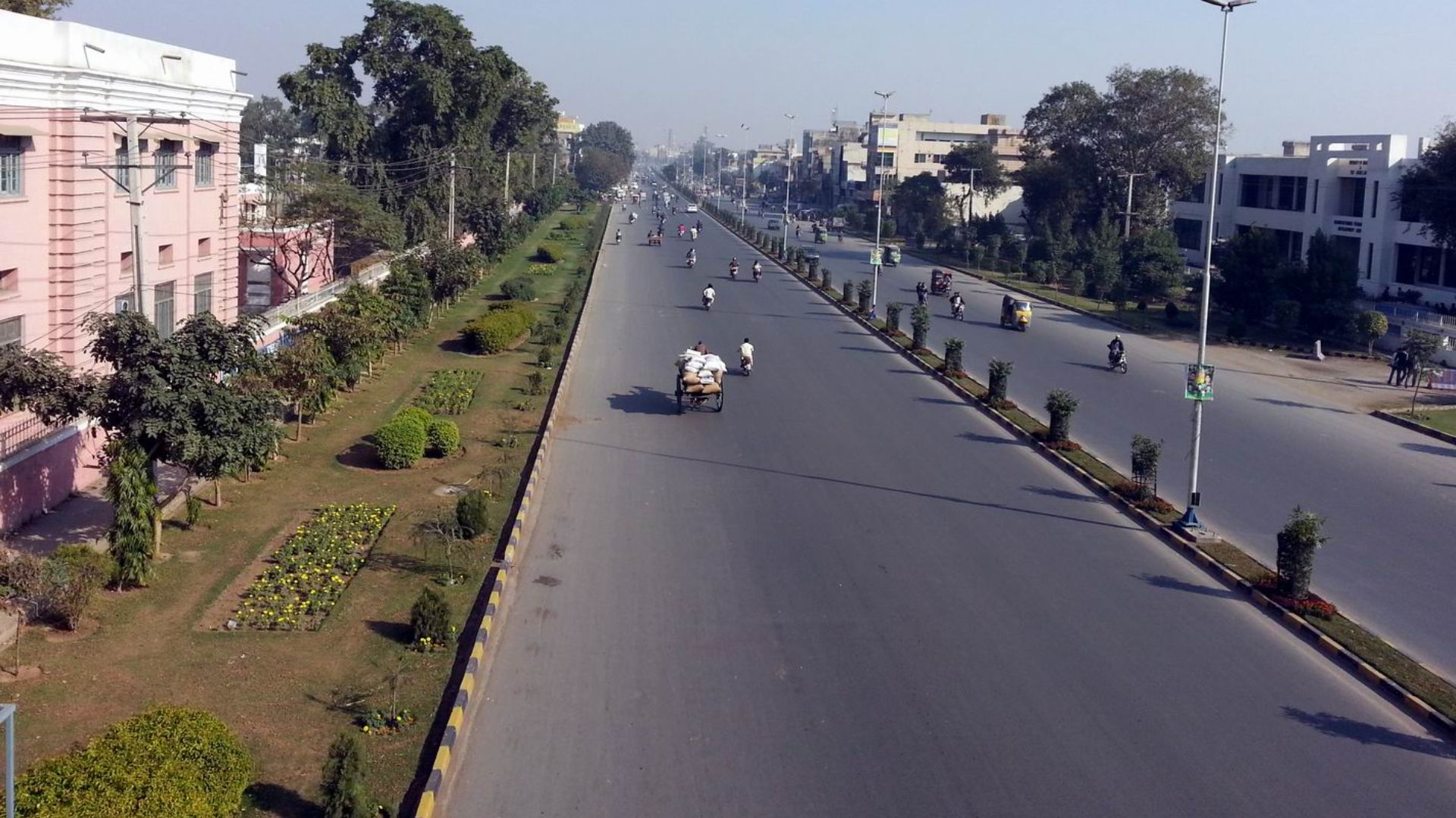 File:University of Engineering and Technology on Grand Trunk Road in Lahore.jpg