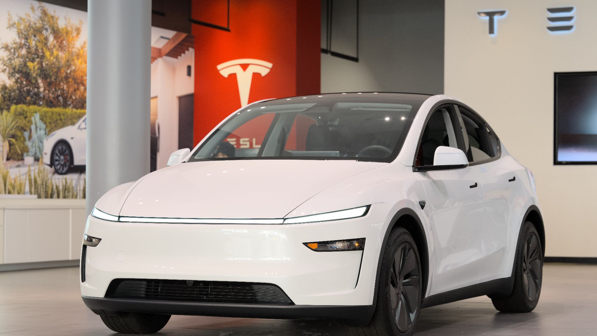 File:Tesla Model Y 2025 at Santana Row dllu 02.jpg