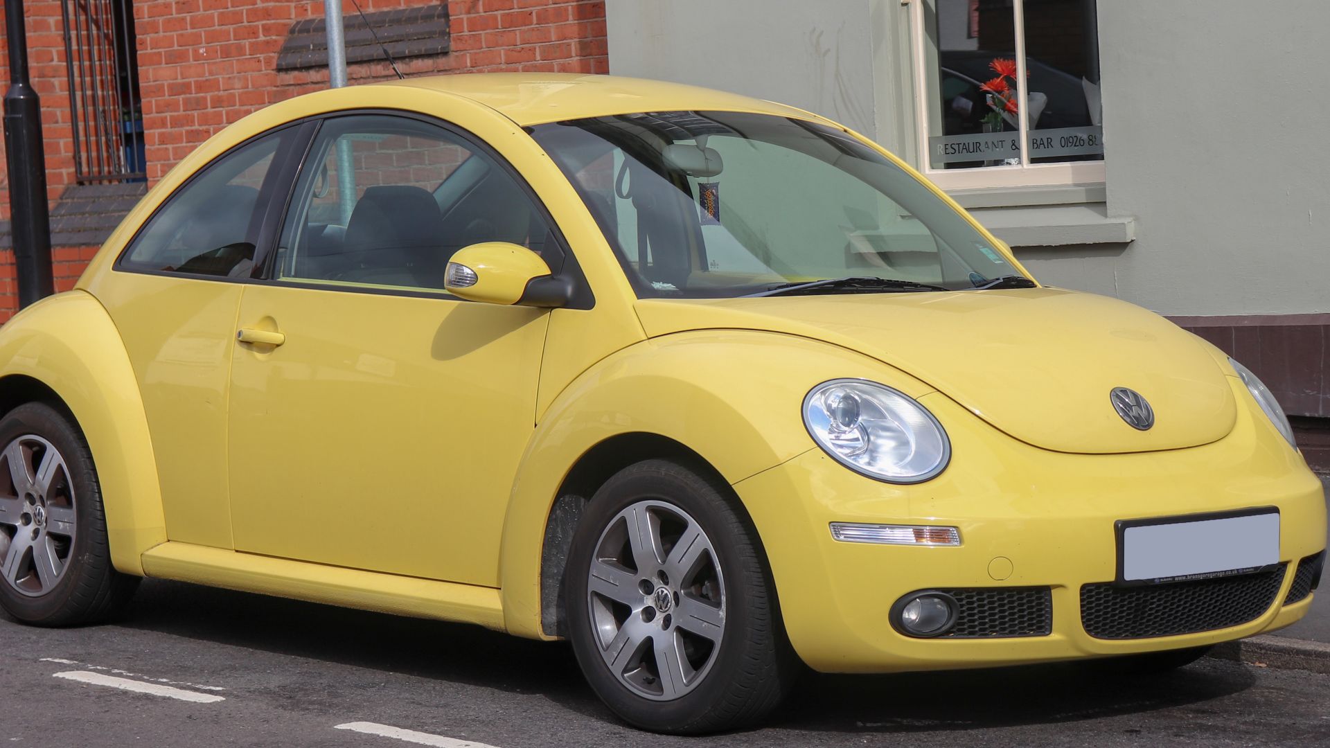 File:2006 Volkswagen New Beetle Luna 1.6 Front.jpg