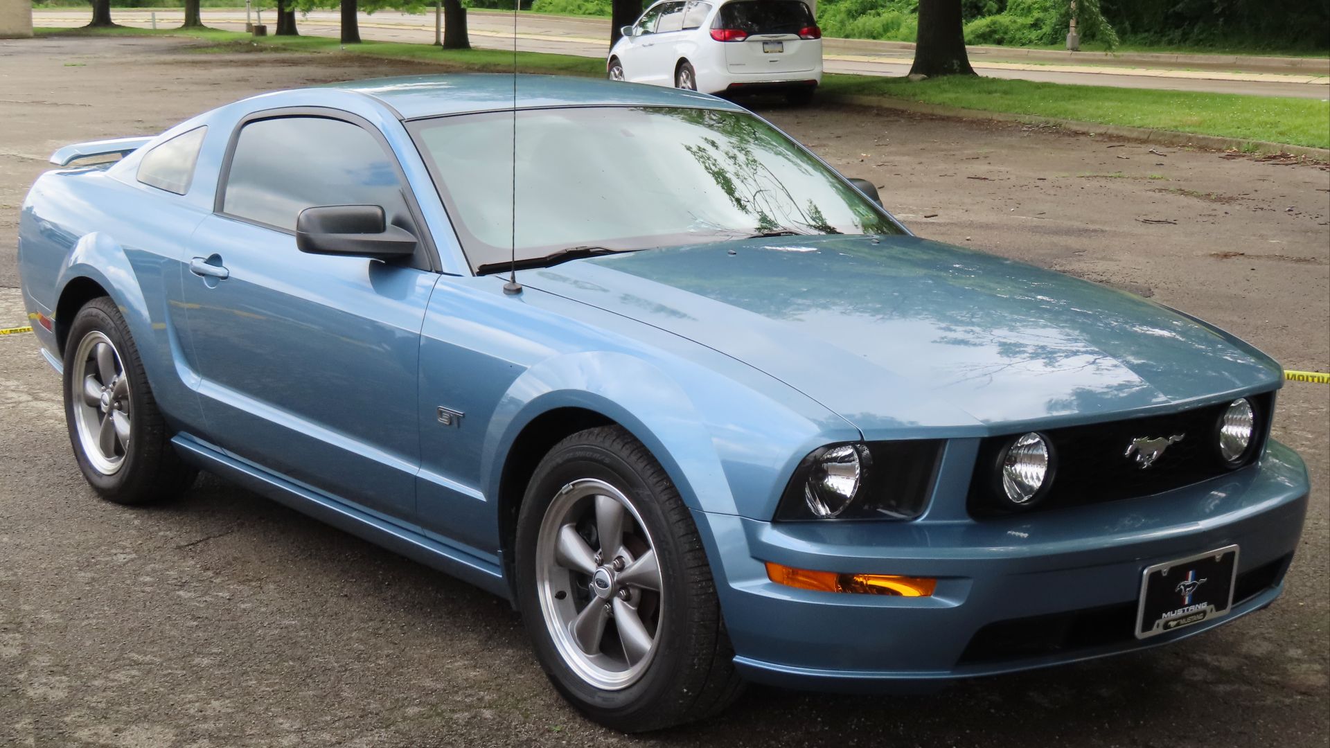 File:2005 Ford Mustang GT Deluxe Coupe, front right, 07-02-2023.jpg