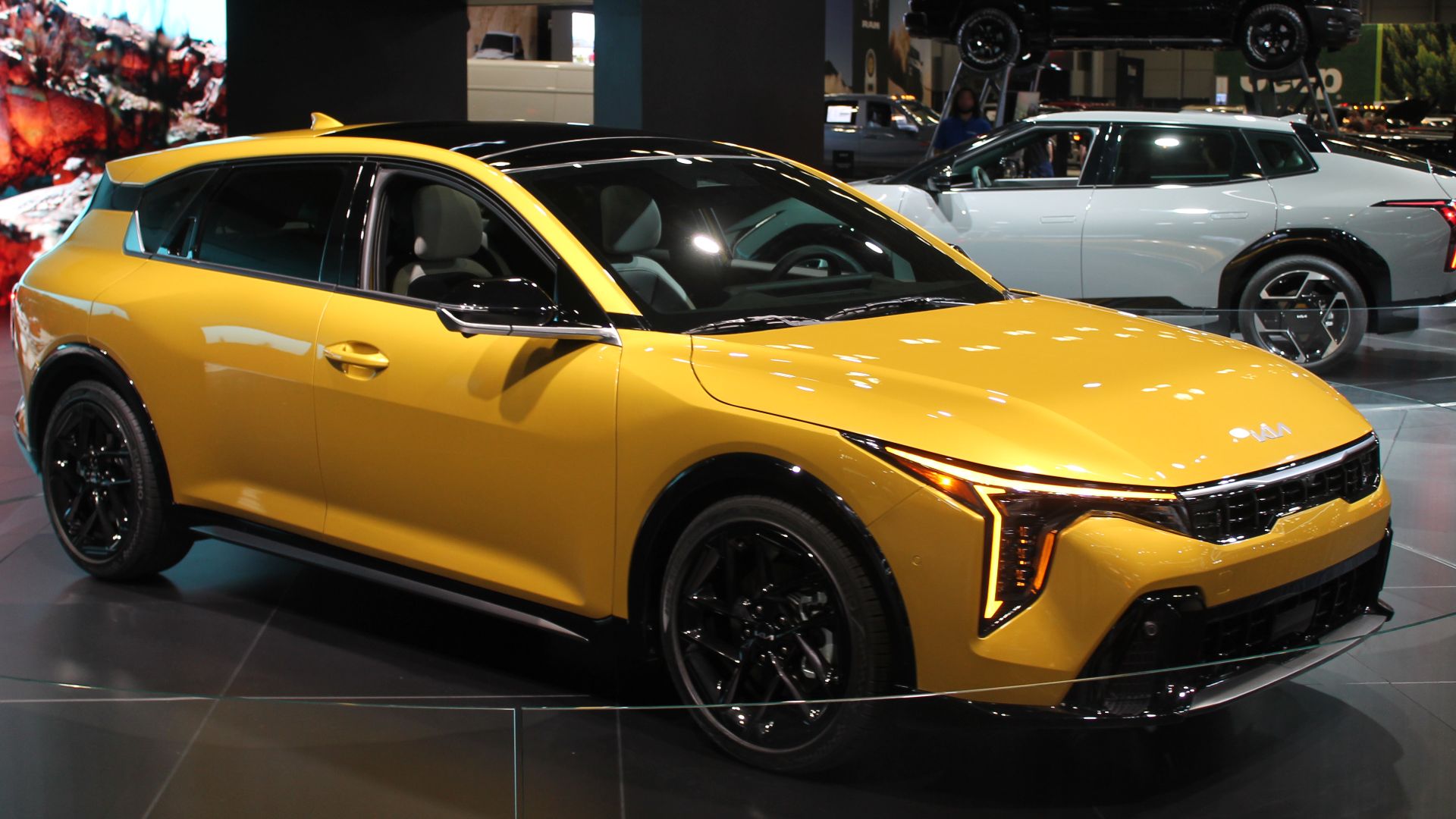 File:2026 Kia K4 GT-Line Hatchback on display at the 2025 NYC Auto Show.png