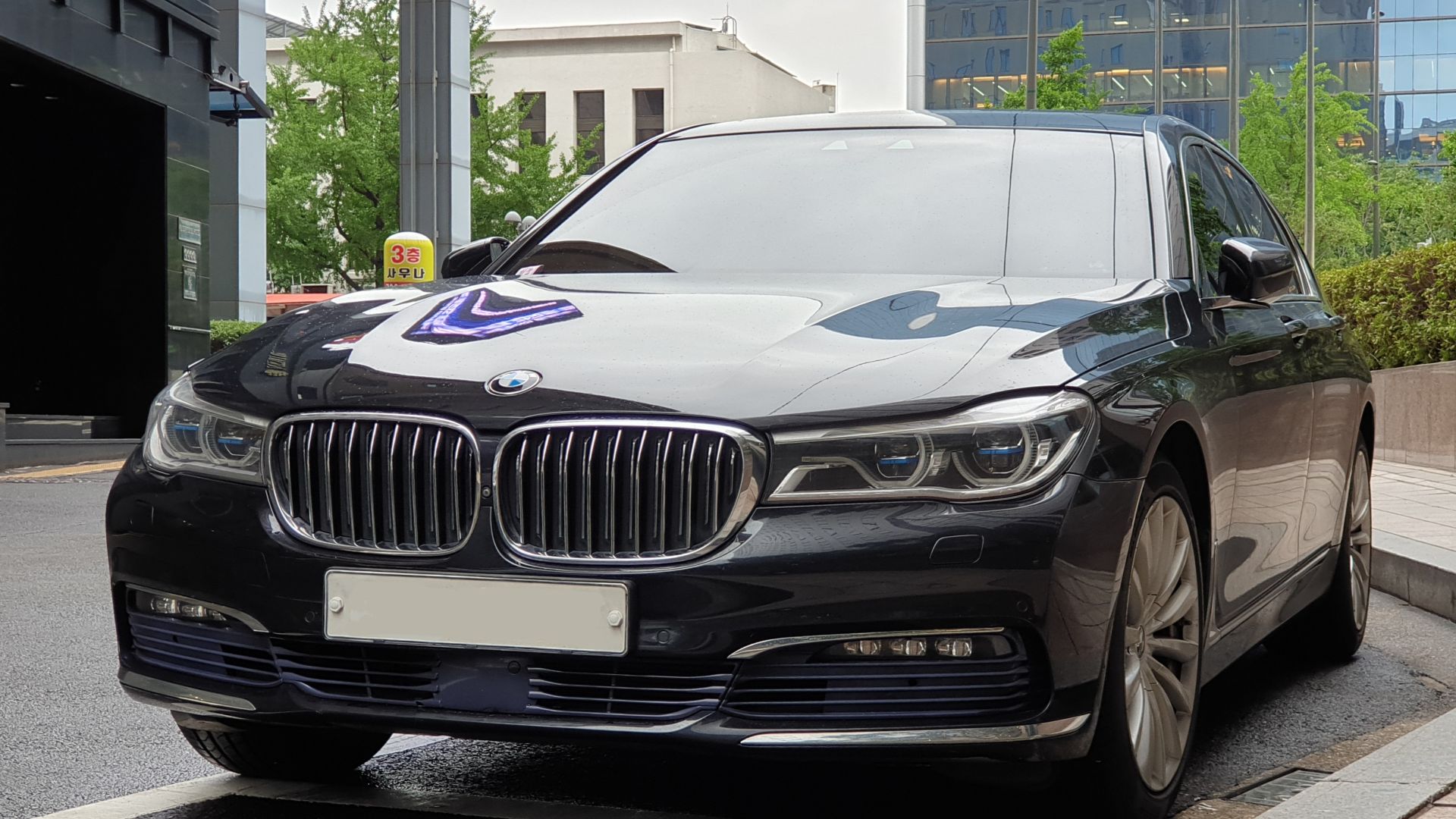 File:BMW G11 730d xDrive Black Sapphire Metallic (4).jpg