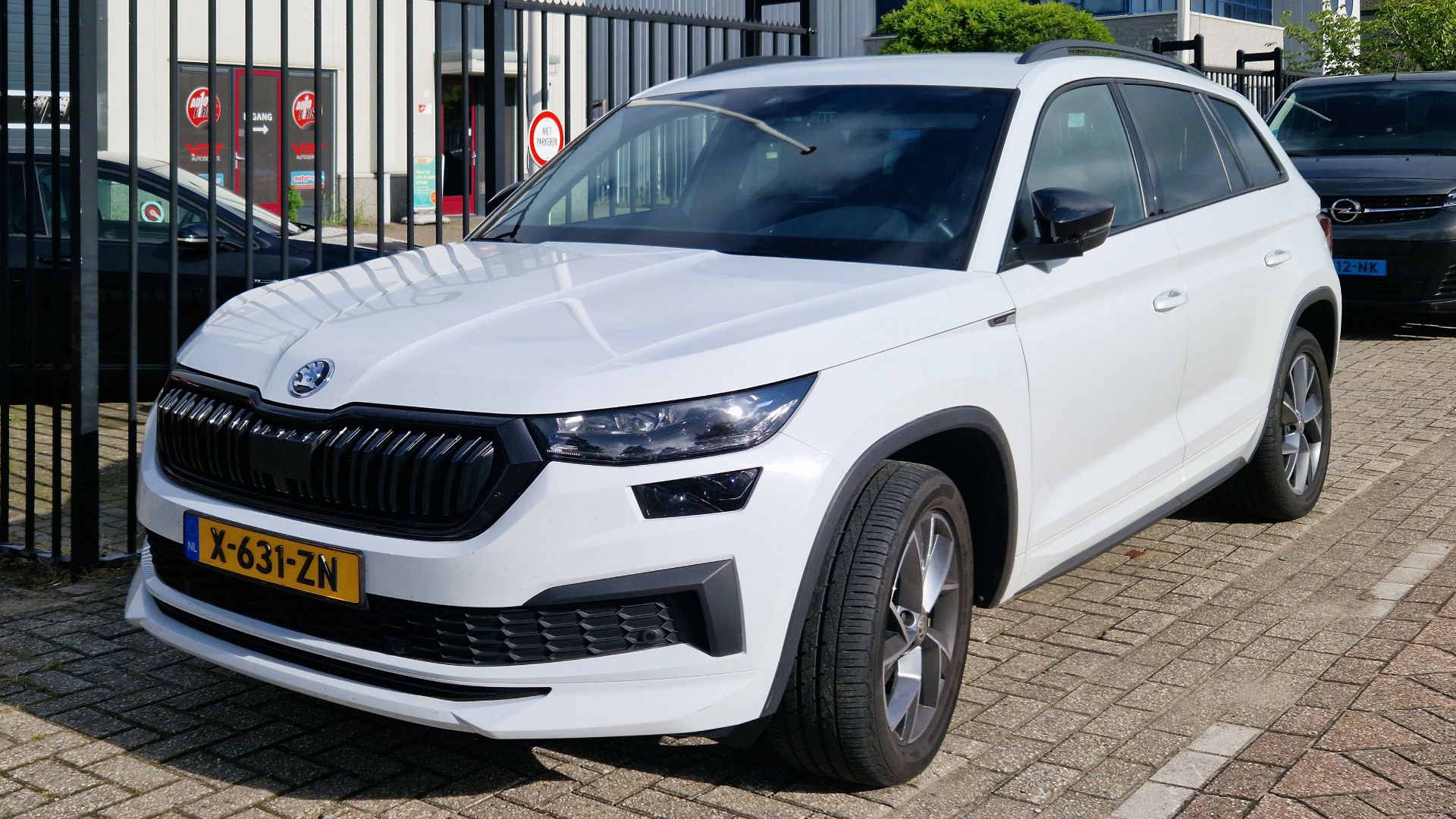 File:White Škoda Kodiaq three-quarter front view.jpg