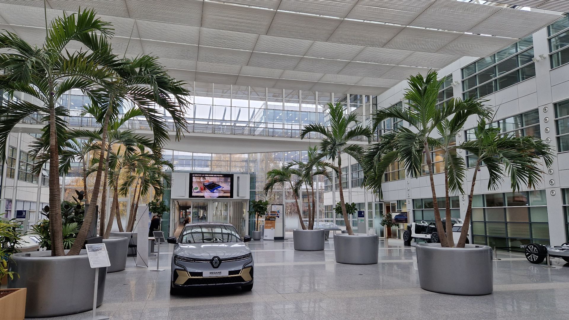 File:Renault Technocentre, entrée de l'Avancée.jpg