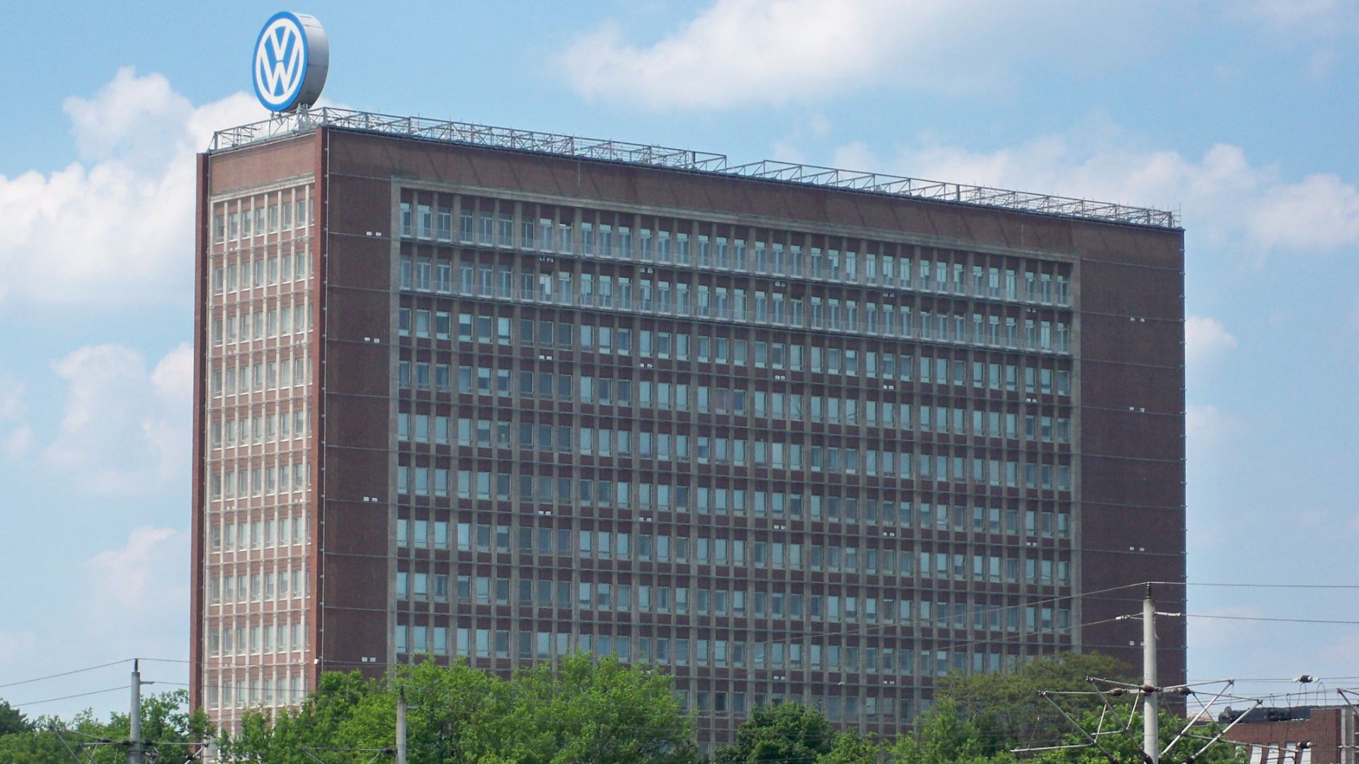 File:Wolfsburg VWHochhaus.jpg