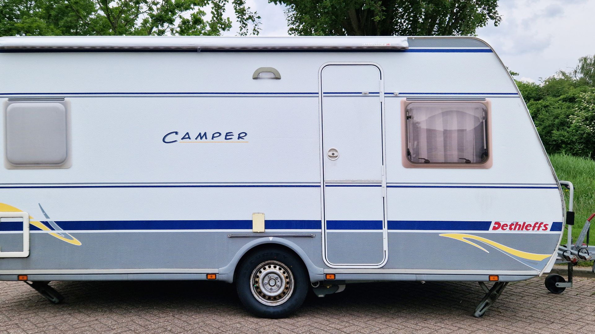 File:Dethleffs Camper 450 DB side view.jpg