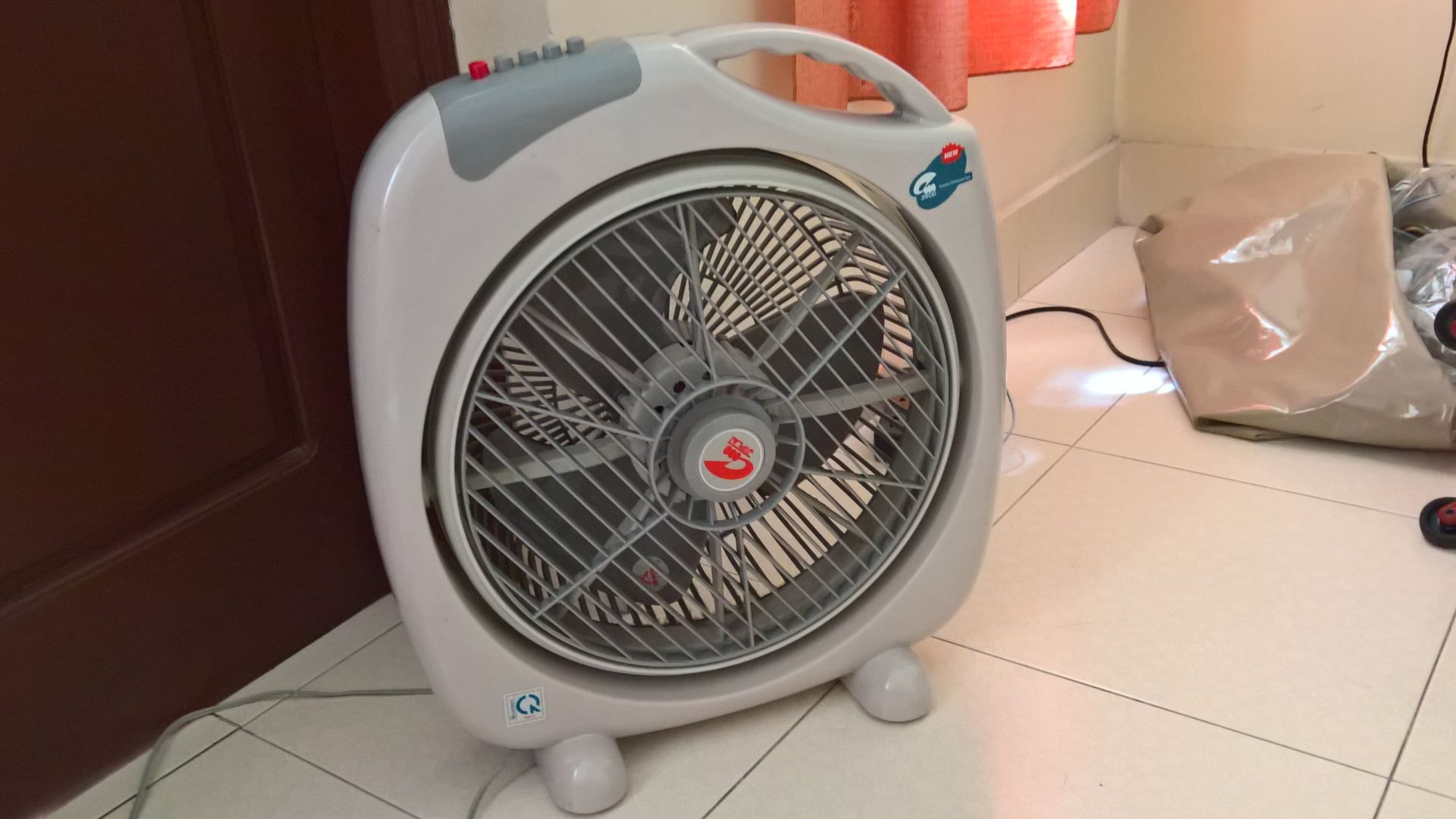 File:Small electric fan in a square-shaped encasing (2017).jpg