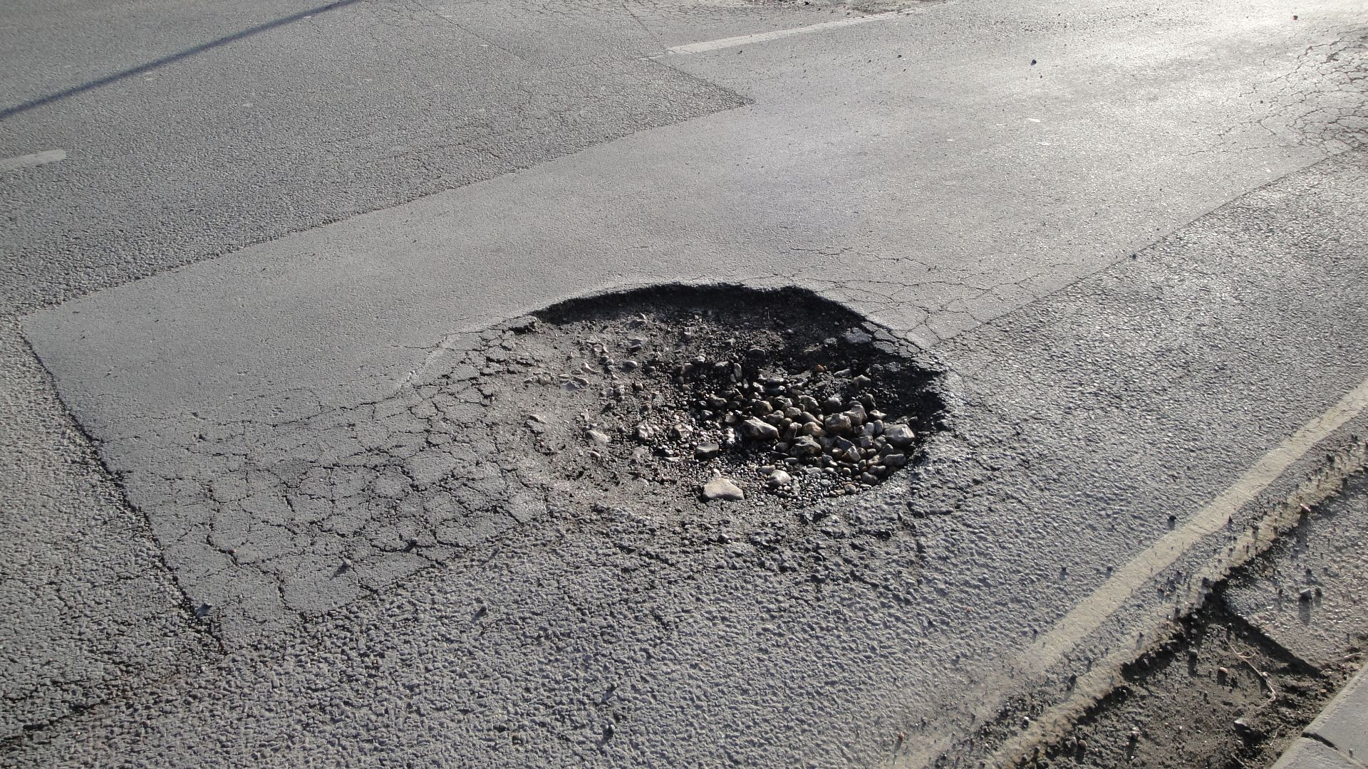File:Newport Whitepit Lane pot hole.JPG