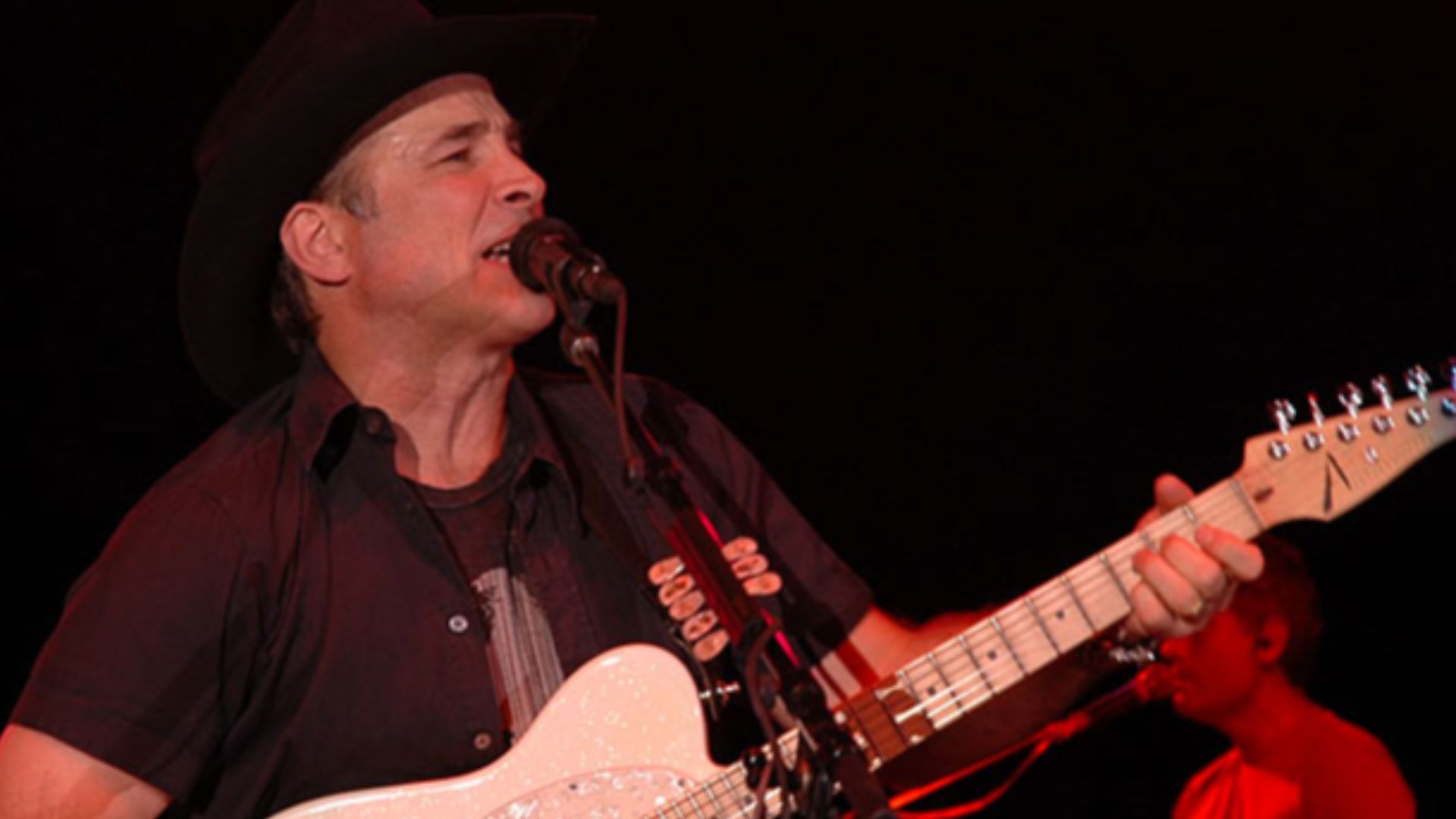 File:ClintBlackperforming.jpg