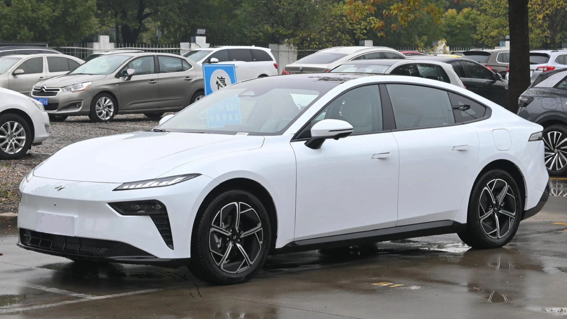 File:Dongfeng eπ 007 range extended electric sedan 01.jpg