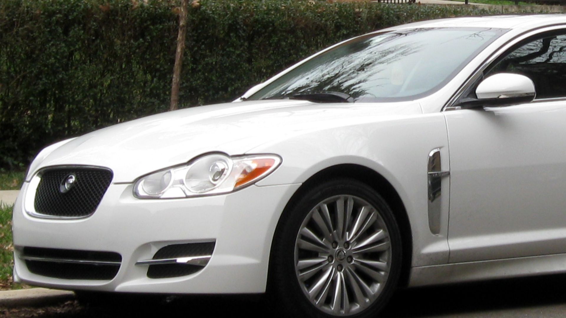 File:Jaguar XF -- 11-26-2011.jpg