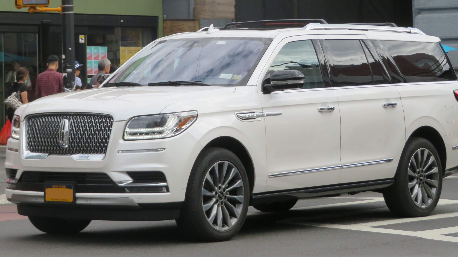 File:2018 Lincoln Navigator front 9.22.18.jpg
