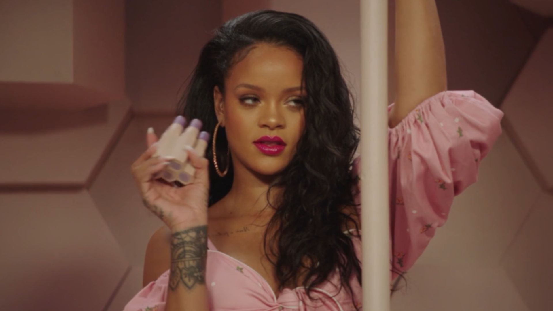 File:Rihanna Fenty 2018 2.png
