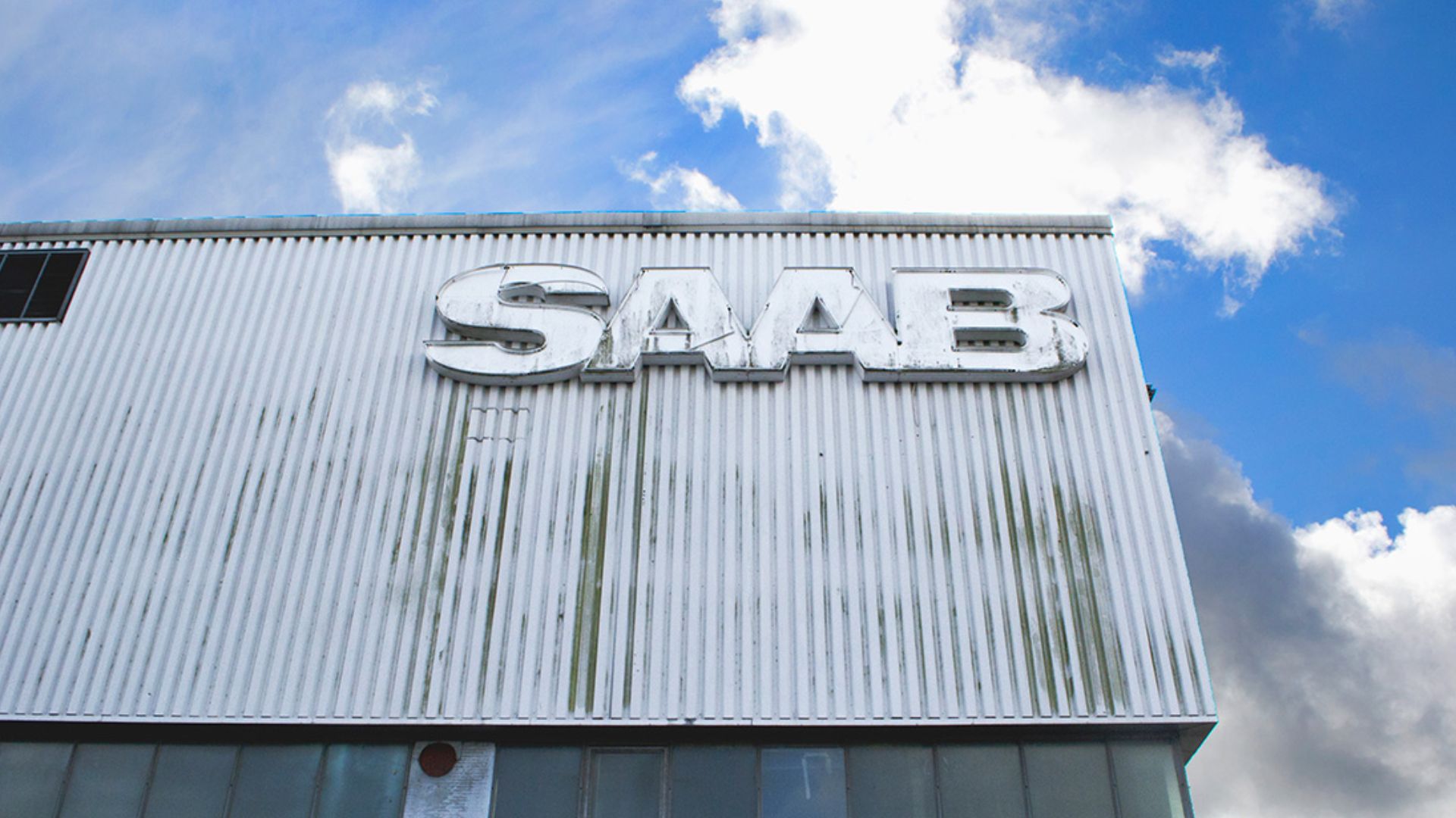 File:Schild der Saab-Autofabrik in Nyköping.jpg