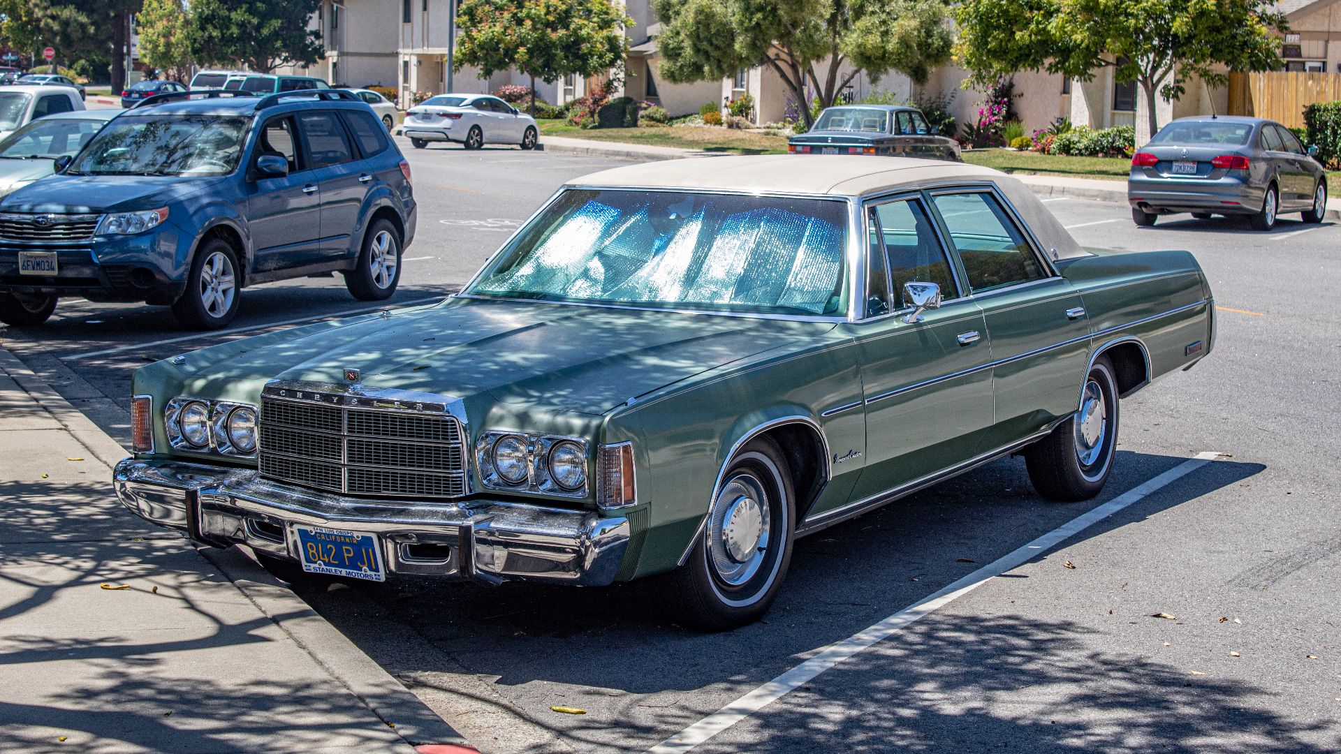 File:1976 Chrysler Newport Custom front.png