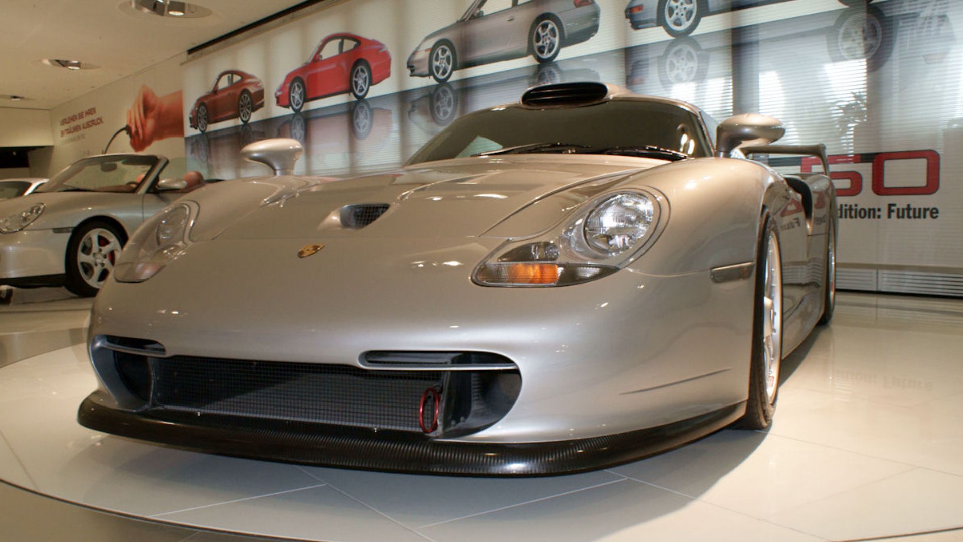 File:Porsche 911 1997 GT1 Straßenversion LFront PorscheM 9June2013 (14825910459).jpg