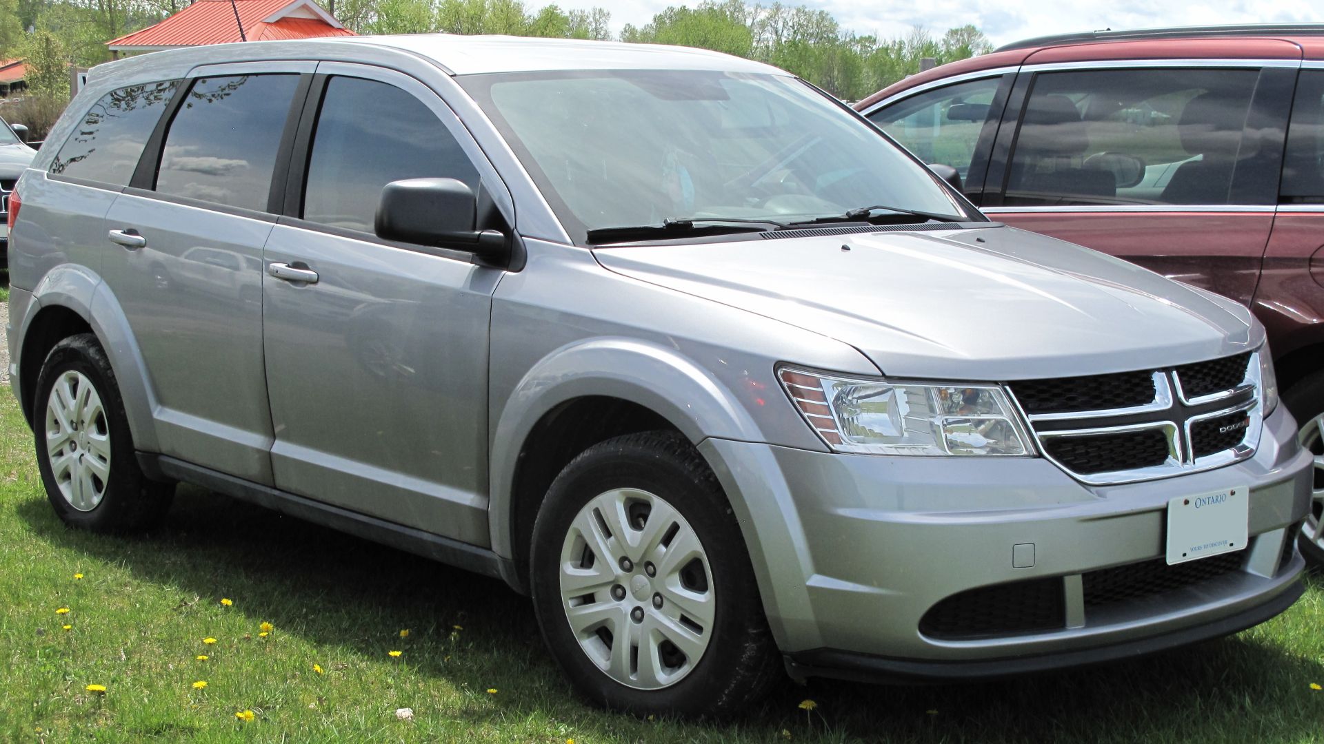 File:2016 Dodge Journey Canada Value Package in Billet Metallic, Front Right, 05-21-2022.jpg