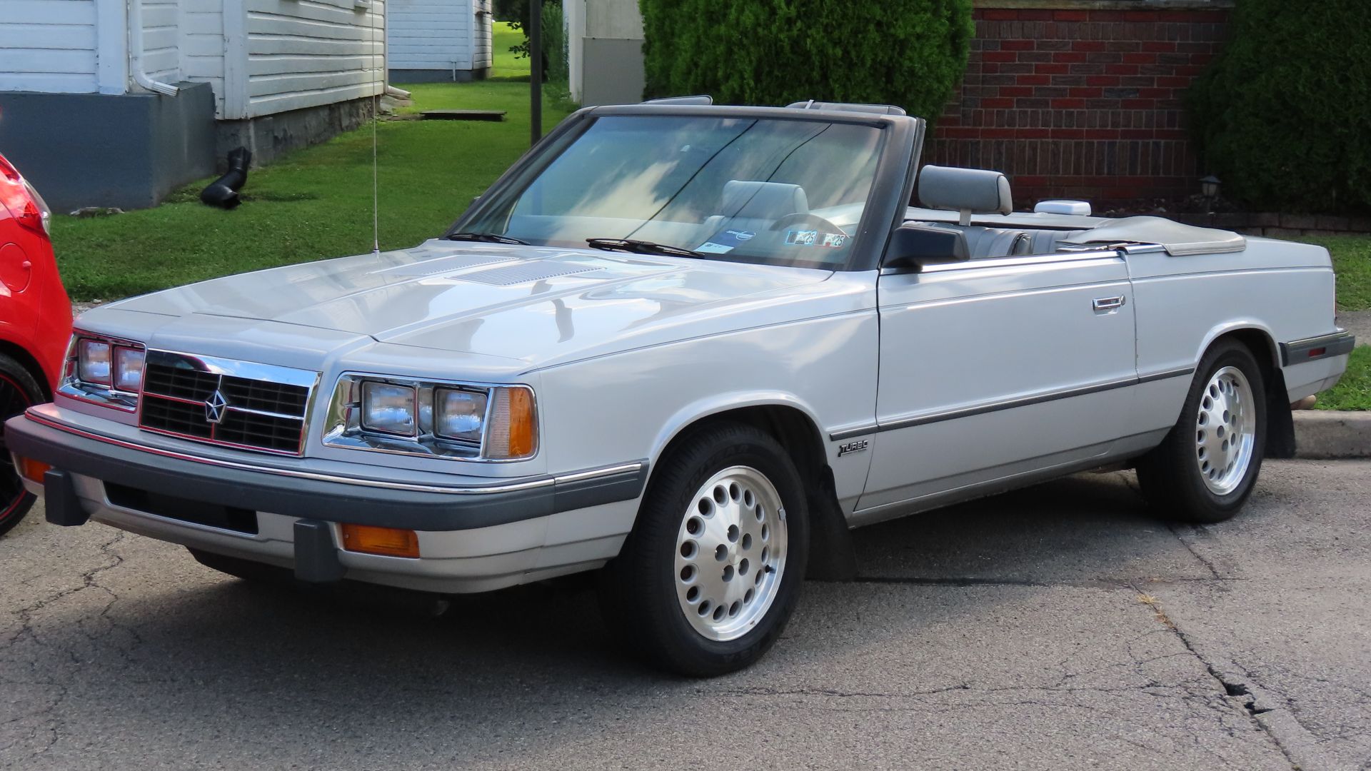 File:1986 Dodge 600 ES Turbo convertible, front left, 08-02-2024.jpg