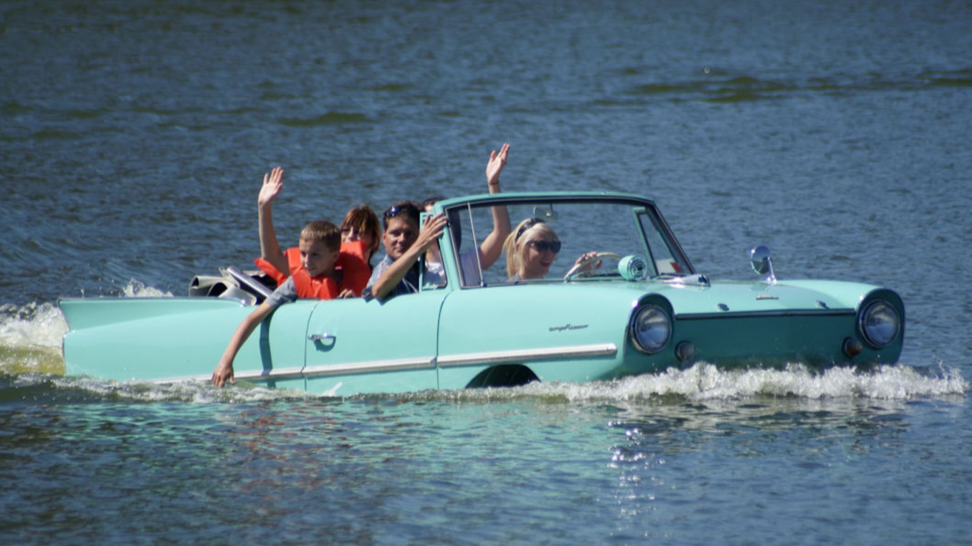 File:Amphicar 770 1967 NoNum Afternoon swim Lake Mirror Cassic 16Oct2010 (14874296031).jpg