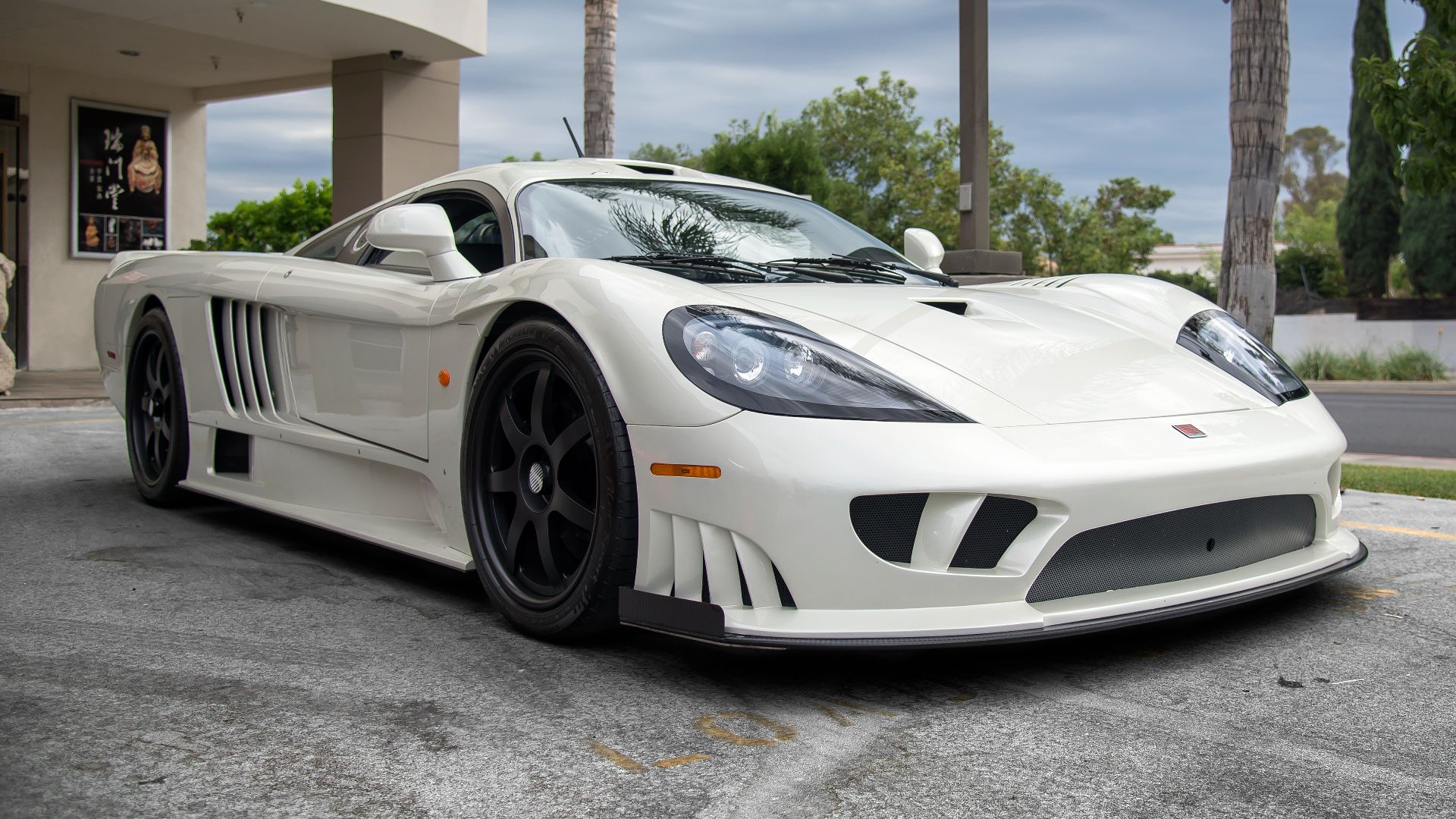 File:White (Bianco Fuji) Saleen S7 Twin Turbo (19894603162).jpg