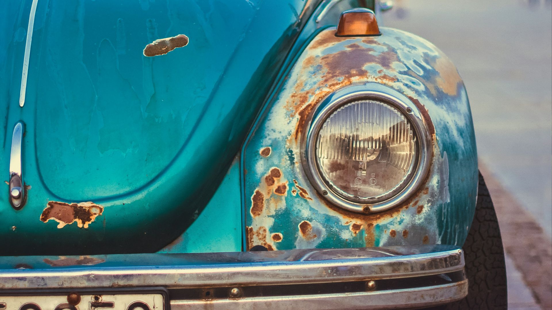 blue Volkswagen Beetle close-up photo