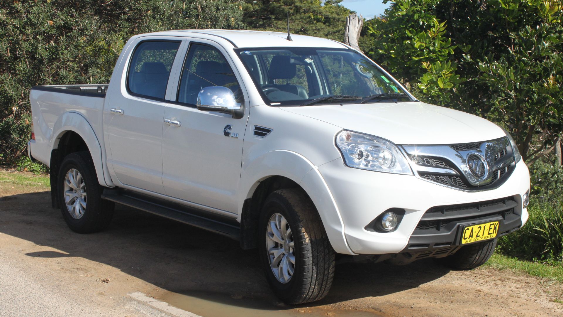 File:2014 Foton Tunland (P201) 4x4 4-door utility (20179925270).jpg