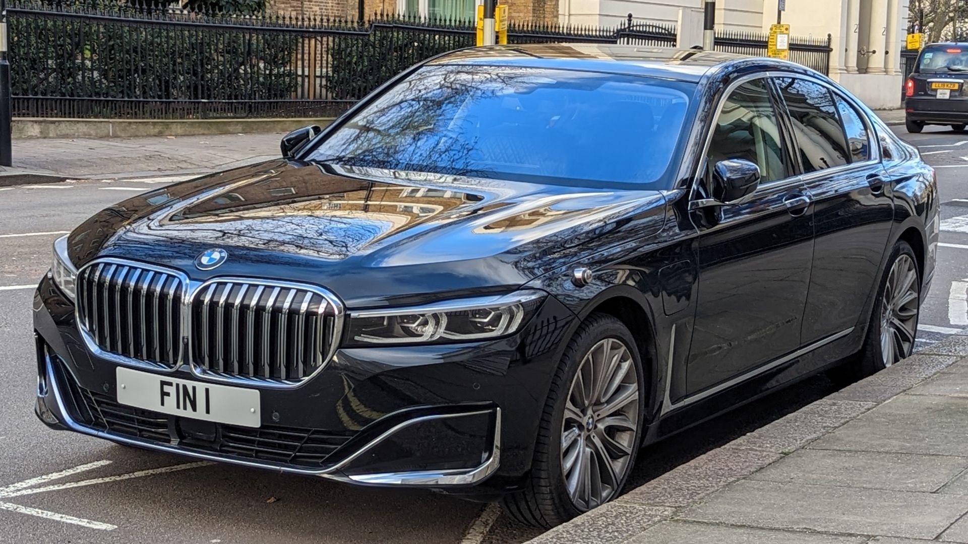 File:BMW 7 Series 1.jpg